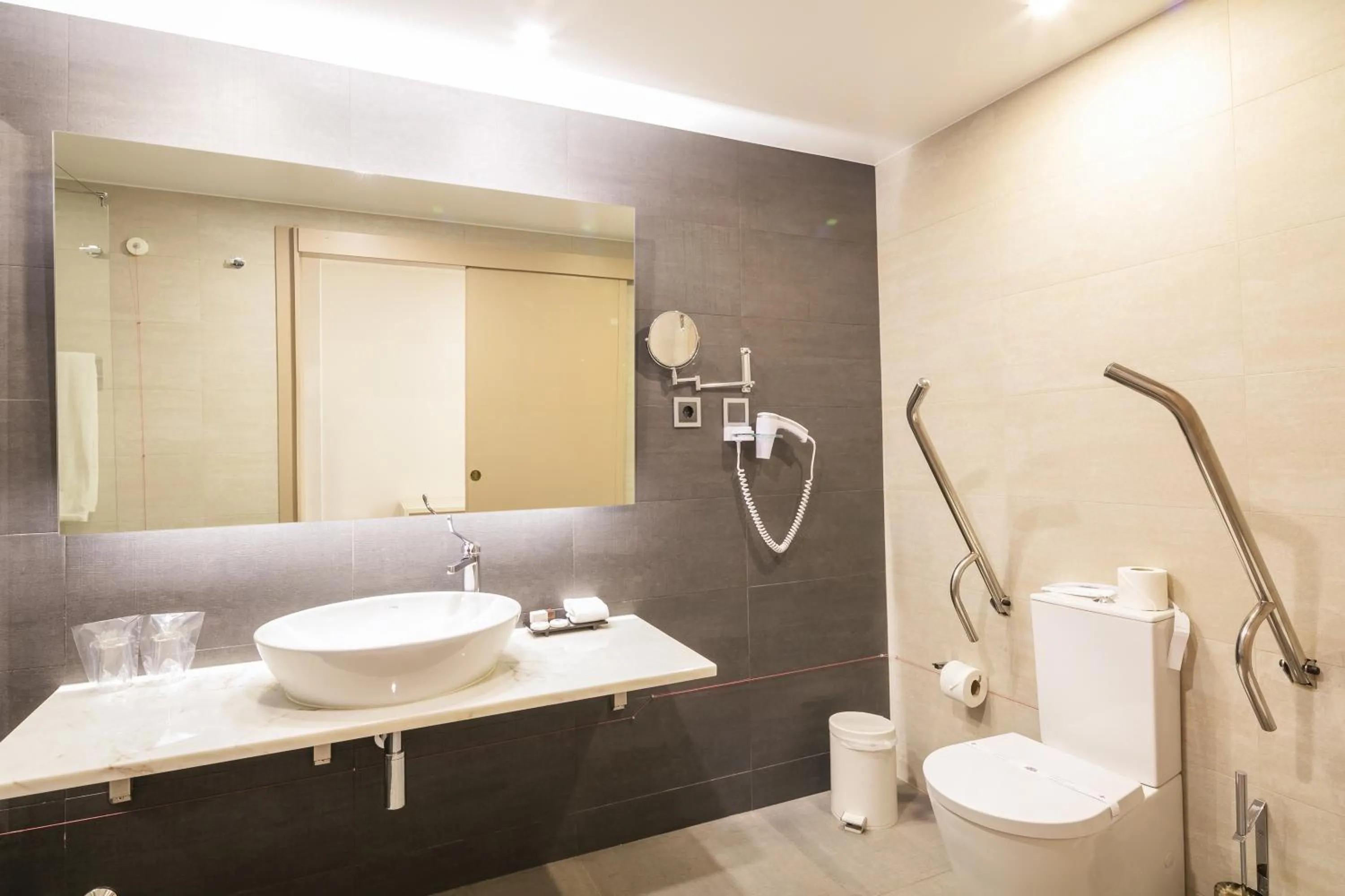 Toilet in Forte de São Francisco Hotel Chaves