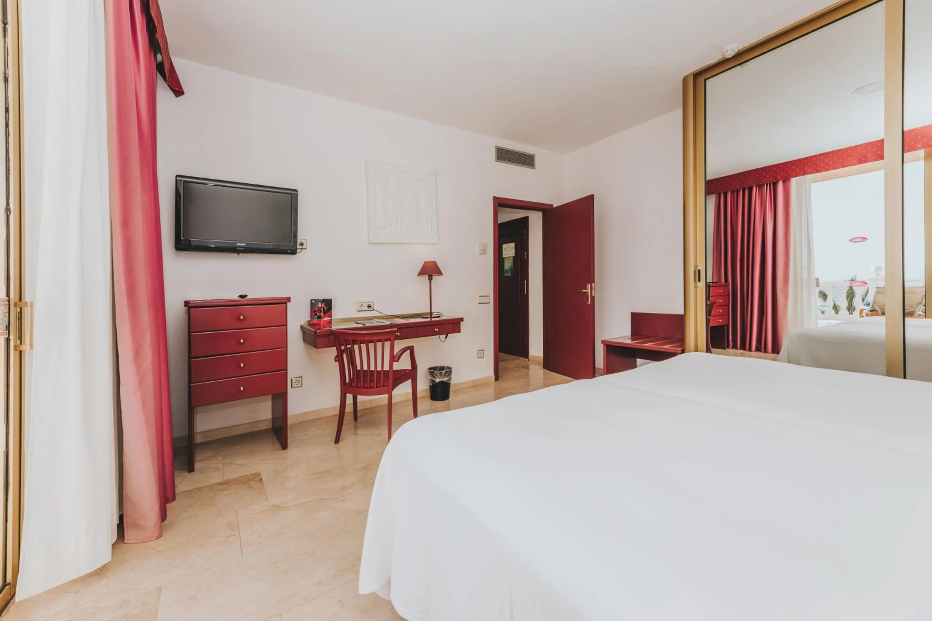 Bedroom, Bed in Hotel Cleopatra Palace