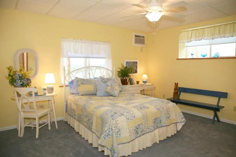 Queen Room in Sawin' Logs Inn