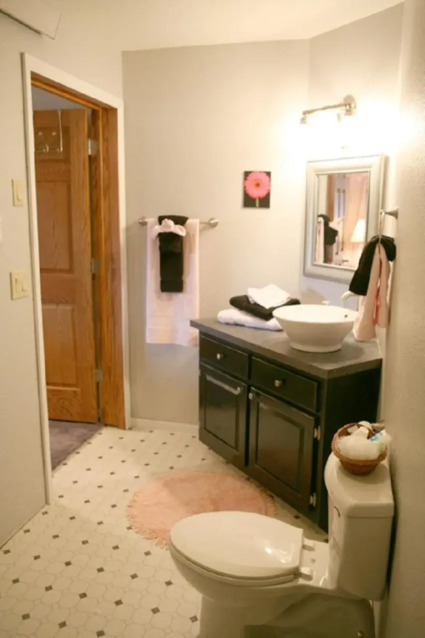 Deluxe Queen Room in Sawin' Logs Inn Deluxe Queen Room in Sawin' Logs Inn