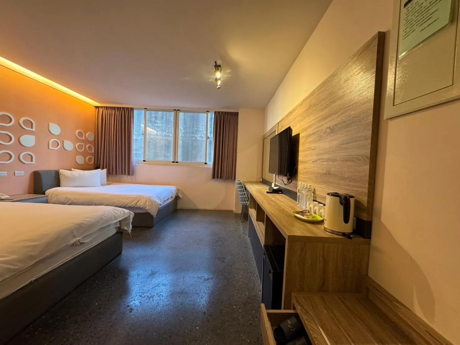 Photo of the whole room, Bed in Travel Light Hotel