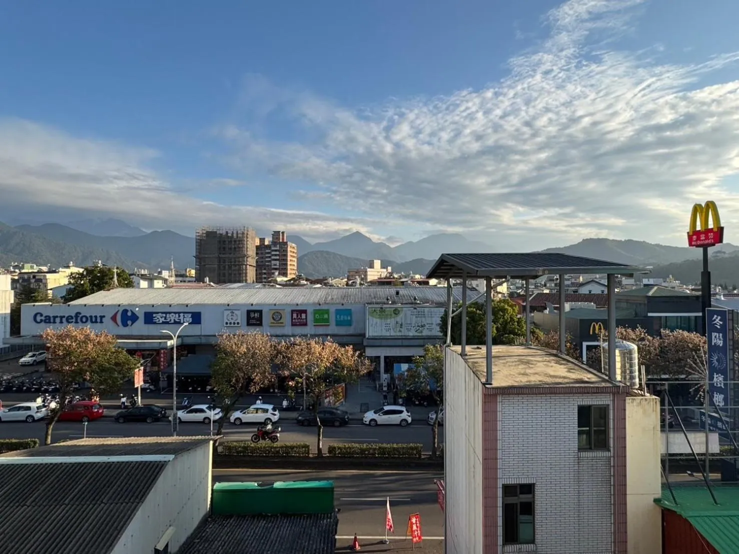 Restaurant/places to eat in Travel Light Hotel