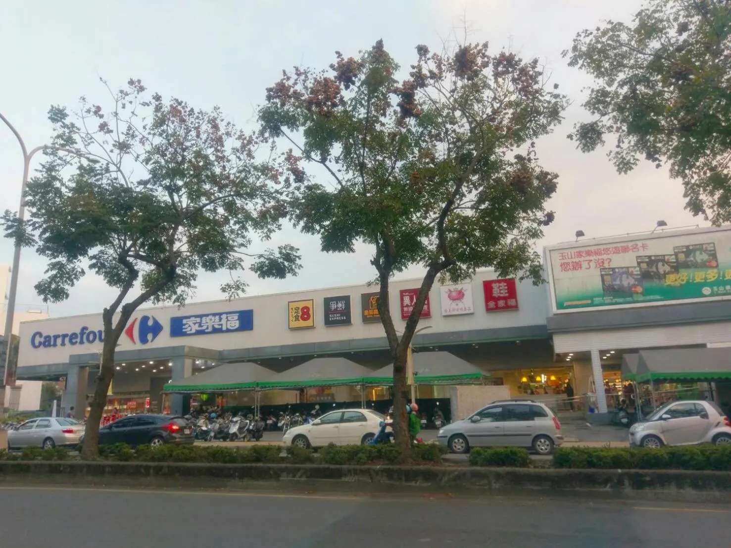 Property building in Travel Light Hotel