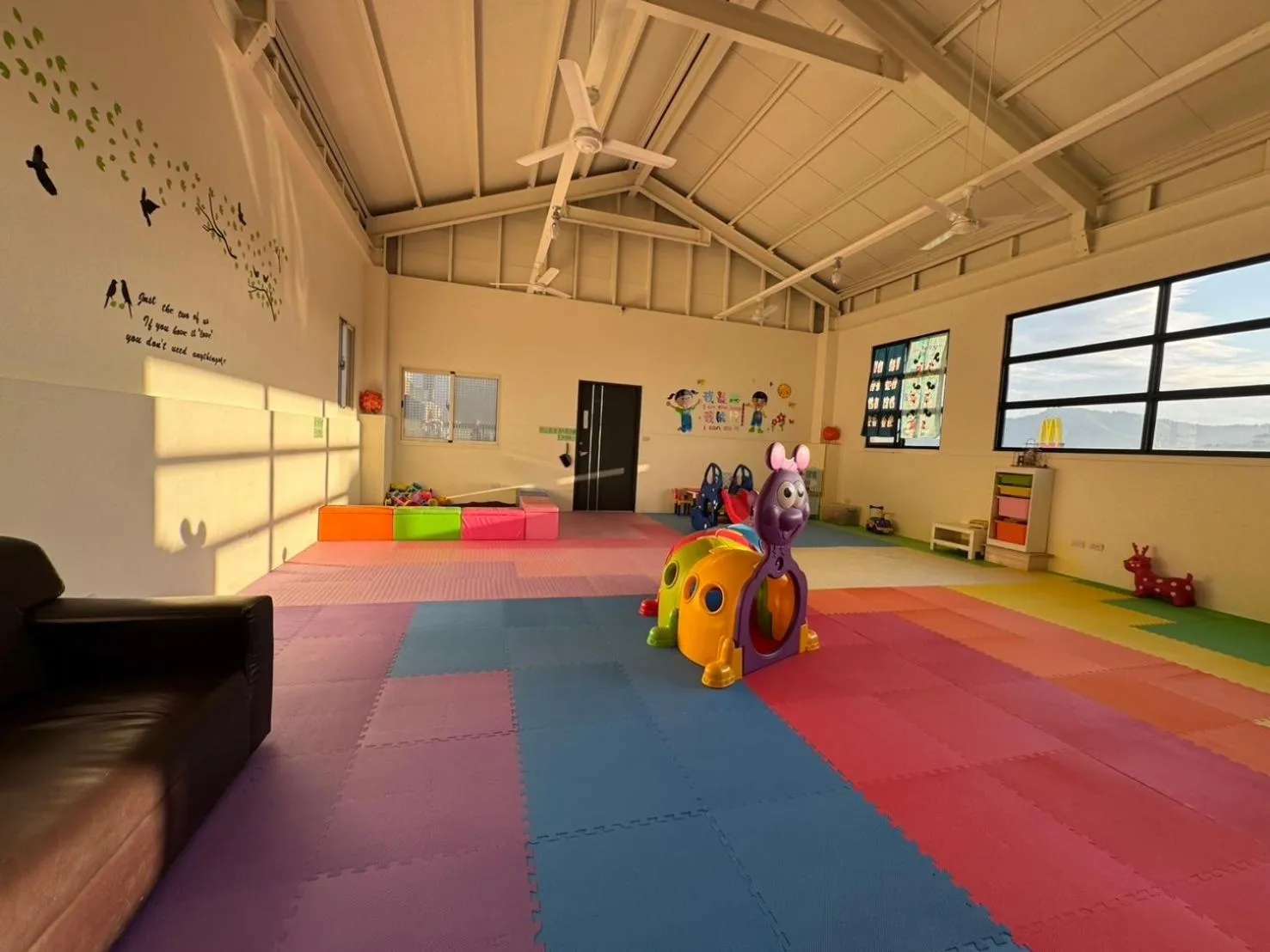 Restaurant/places to eat in Travel Light Hotel