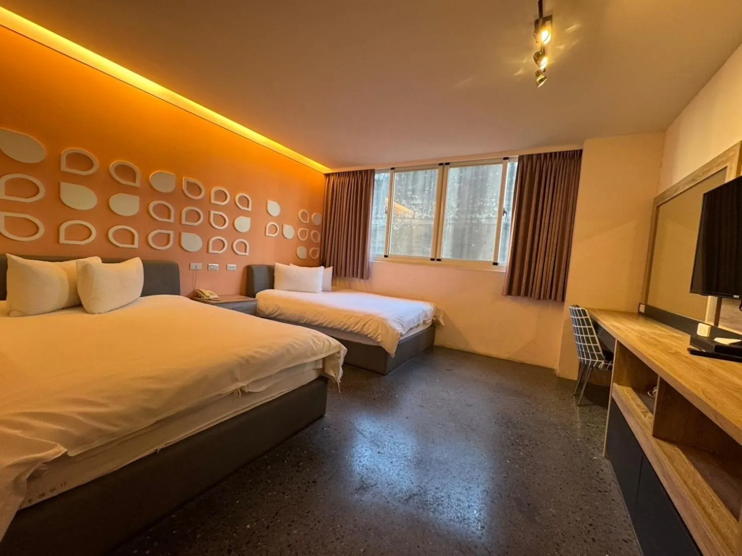 Photo of the whole room, Bed in Travel Light Hotel