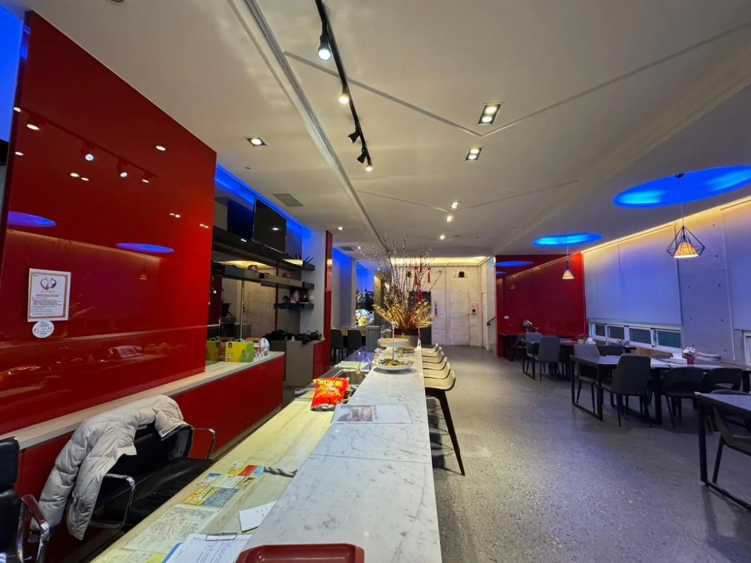 Restaurant/places to eat in Travel Light Hotel