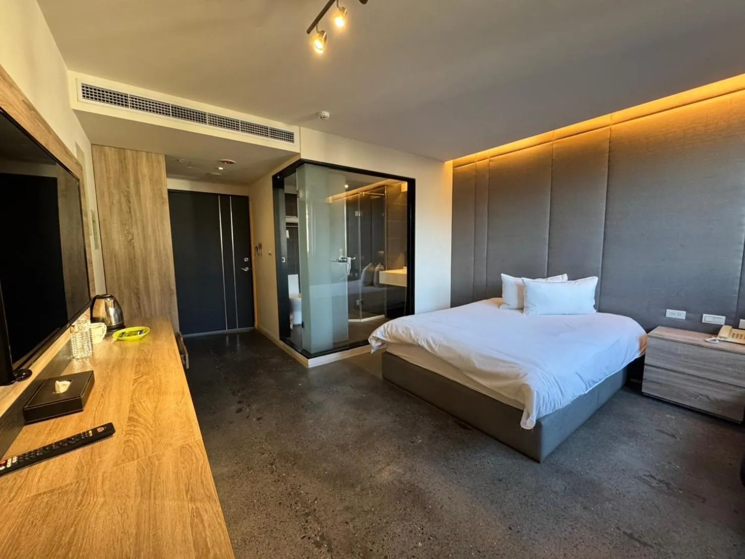 Photo of the whole room, Bed in Travel Light Hotel