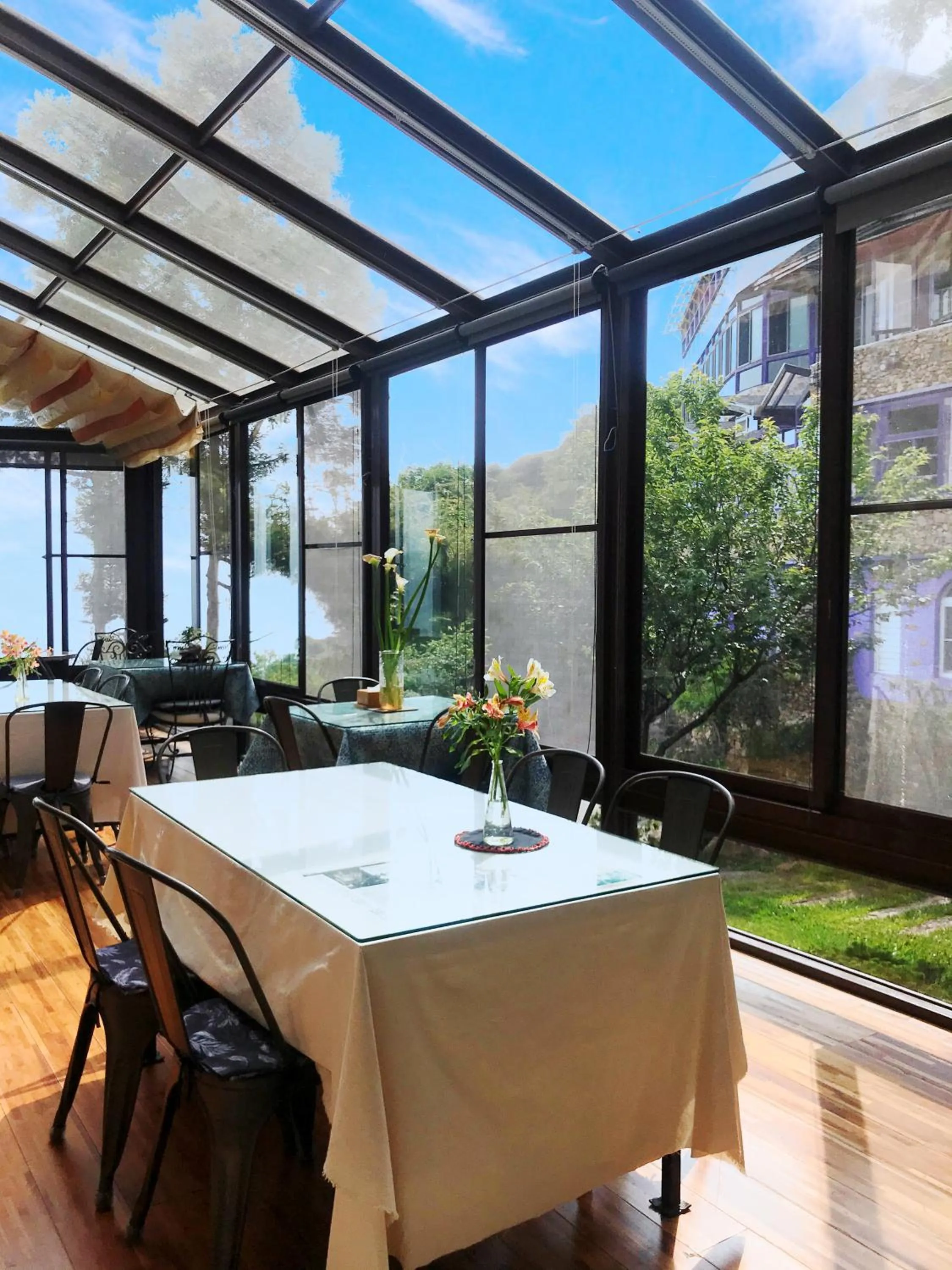 Restaurant/places to eat in Margaret Garden Villa