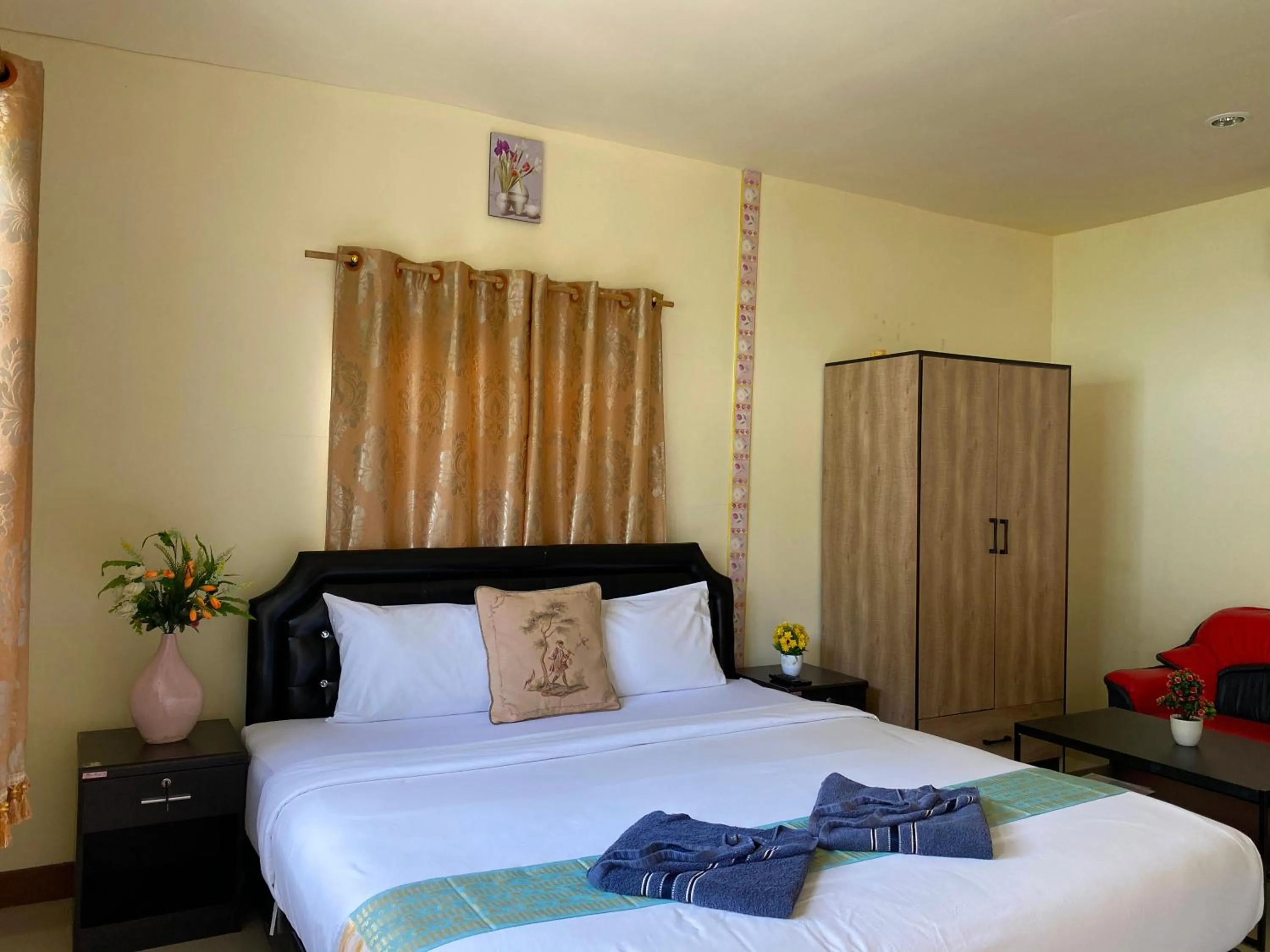 Bed in Everest Resort Samui - SHA Plus