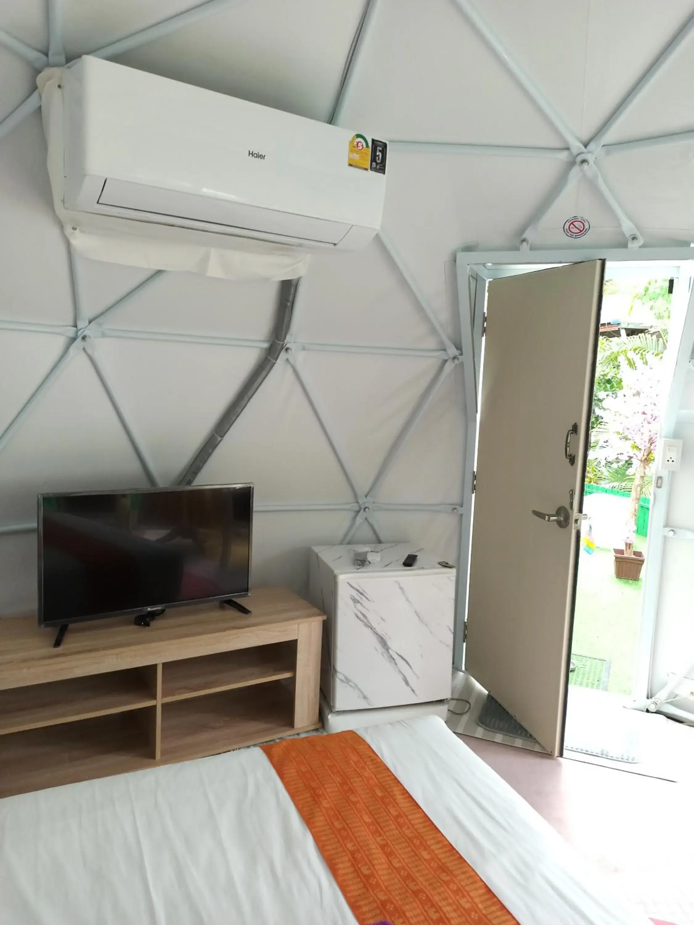 air conditioner, Bed in Everest Resort Samui - SHA Plus air conditioner, Bed in Everest Resort Samui - SHA Plus