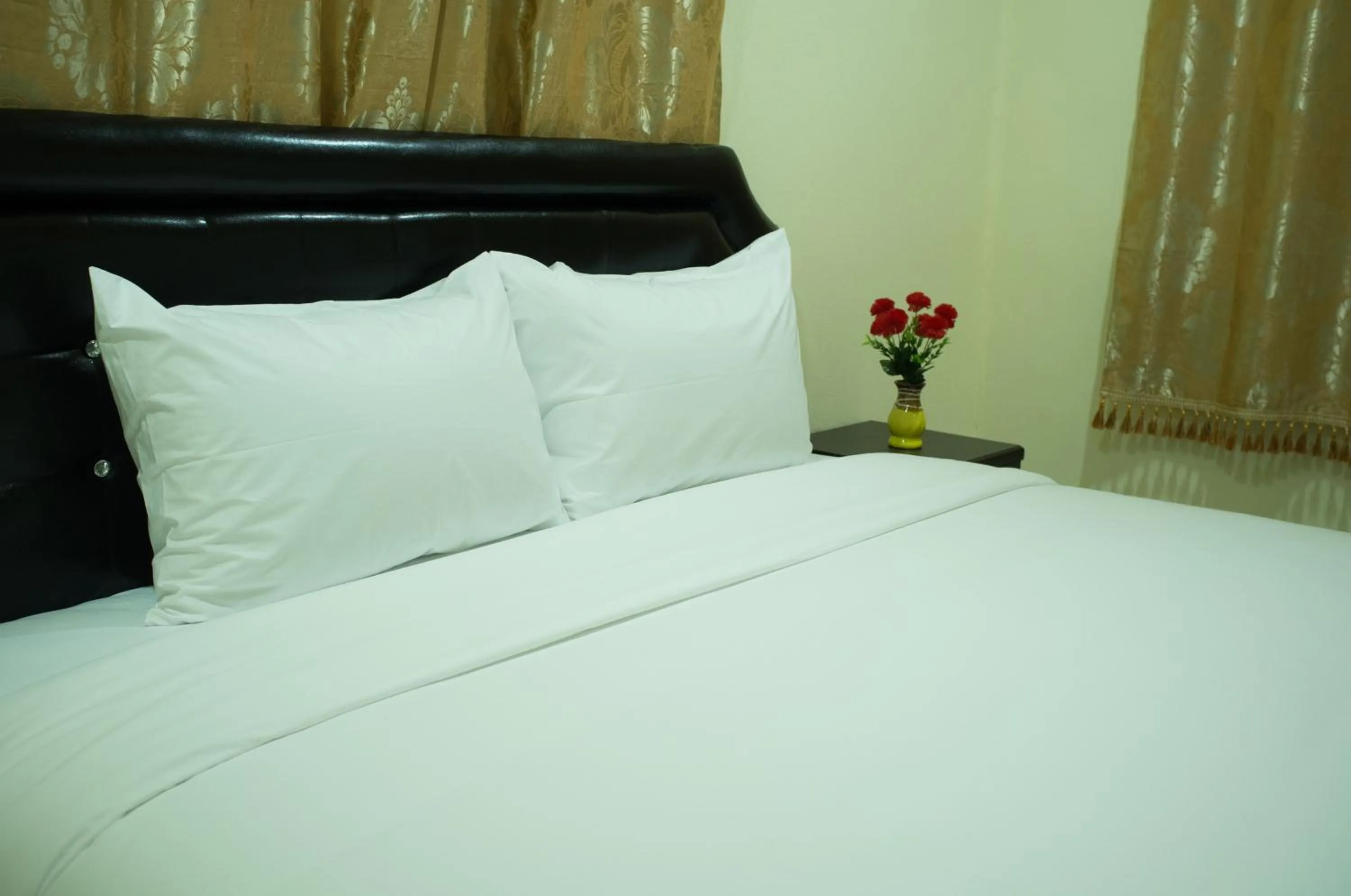Bed in Everest Resort Samui - SHA Plus