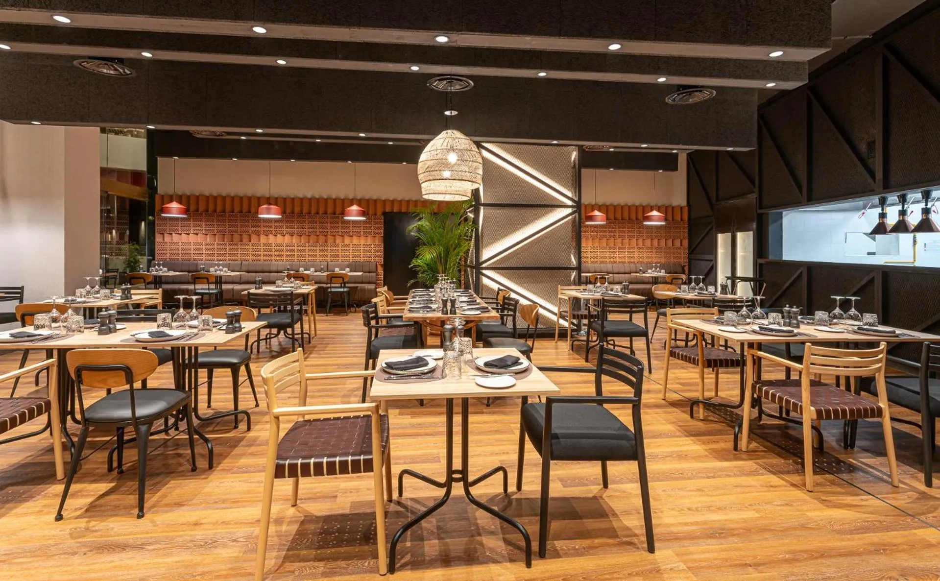 Restaurant/places to eat in Mediterranean Palace