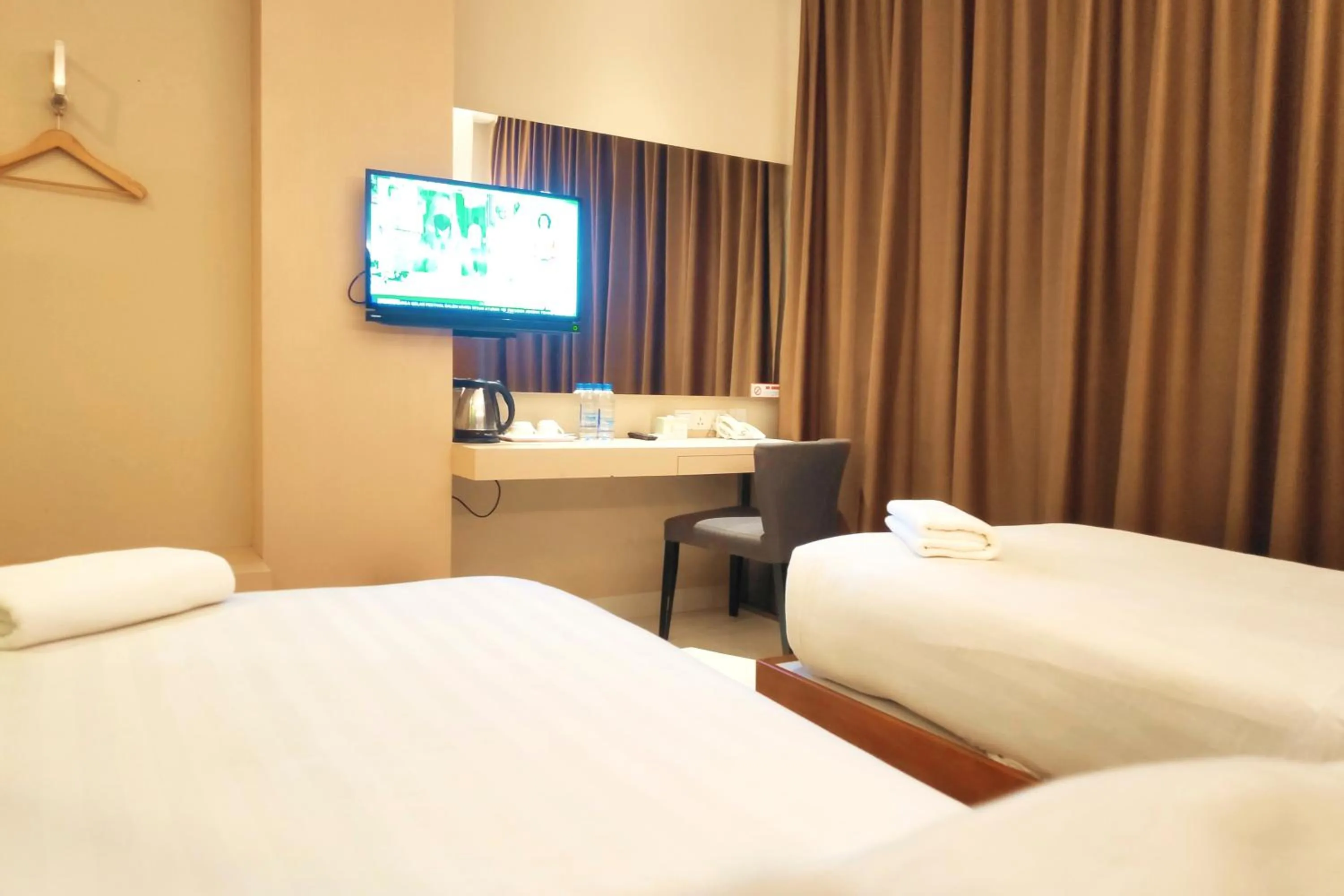 TV and multimedia, Bed in OS Hotel Airport Batam
