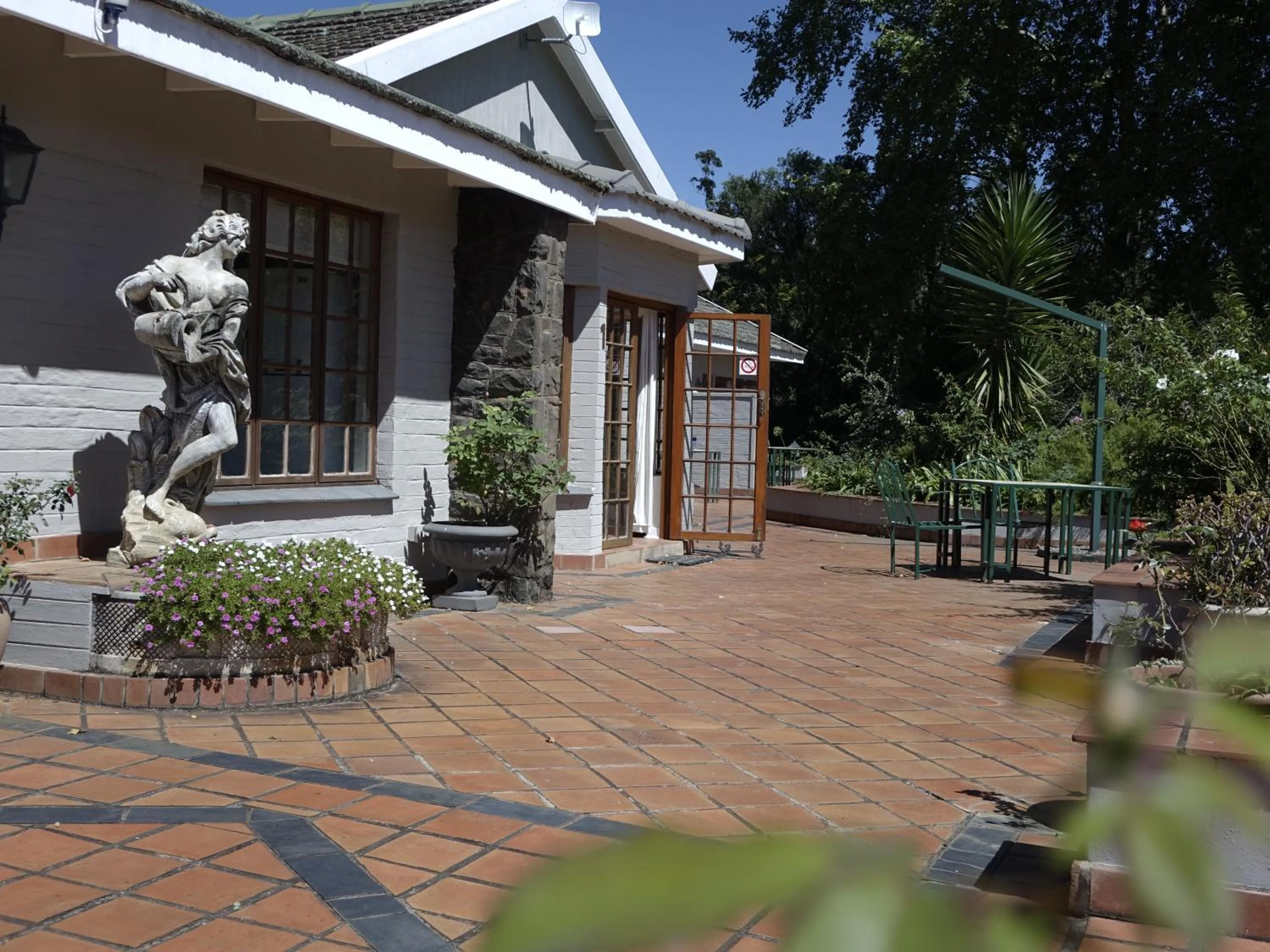 Facade/entrance in Notting Hill Lodge