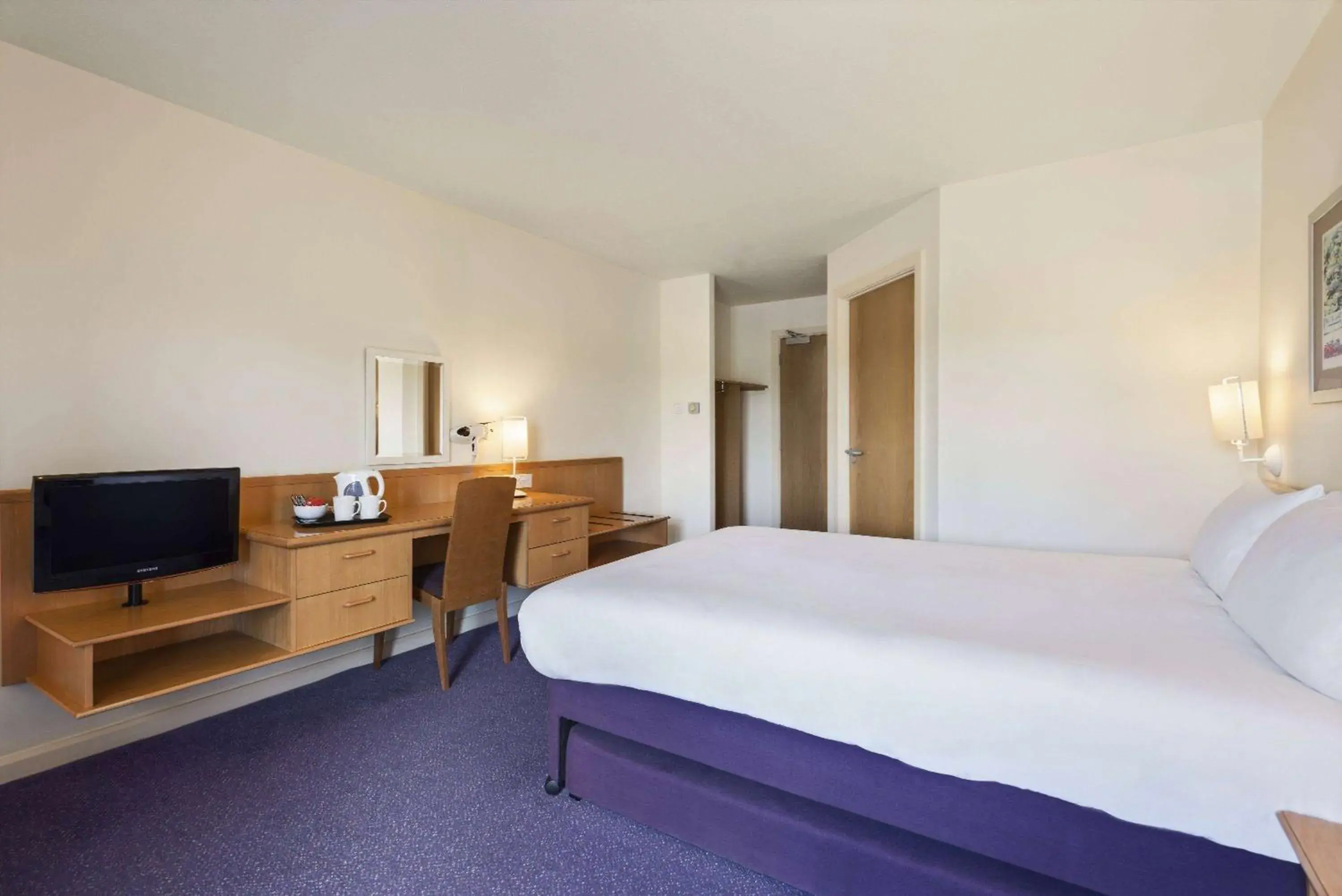 Photo of the whole room, Bed in Days Inn Lockerbie - Annandale Water Photo of the whole room, Bed in Days Inn Lockerbie - Annandale Water