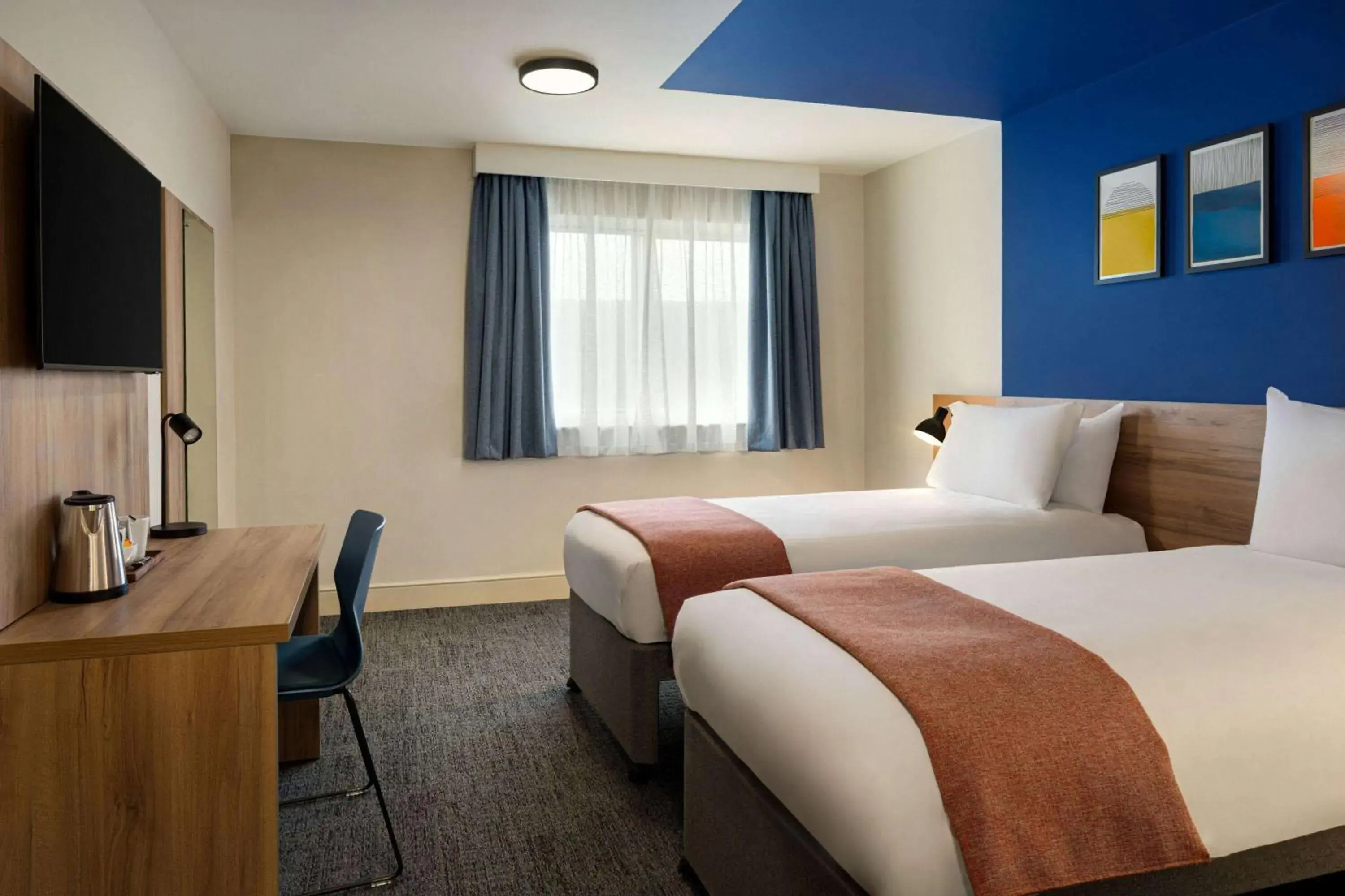 Standard Twin Room in Days Inn Chesterfield - Tibshelf Standard Twin Room in Days Inn Chesterfield - Tibshelf