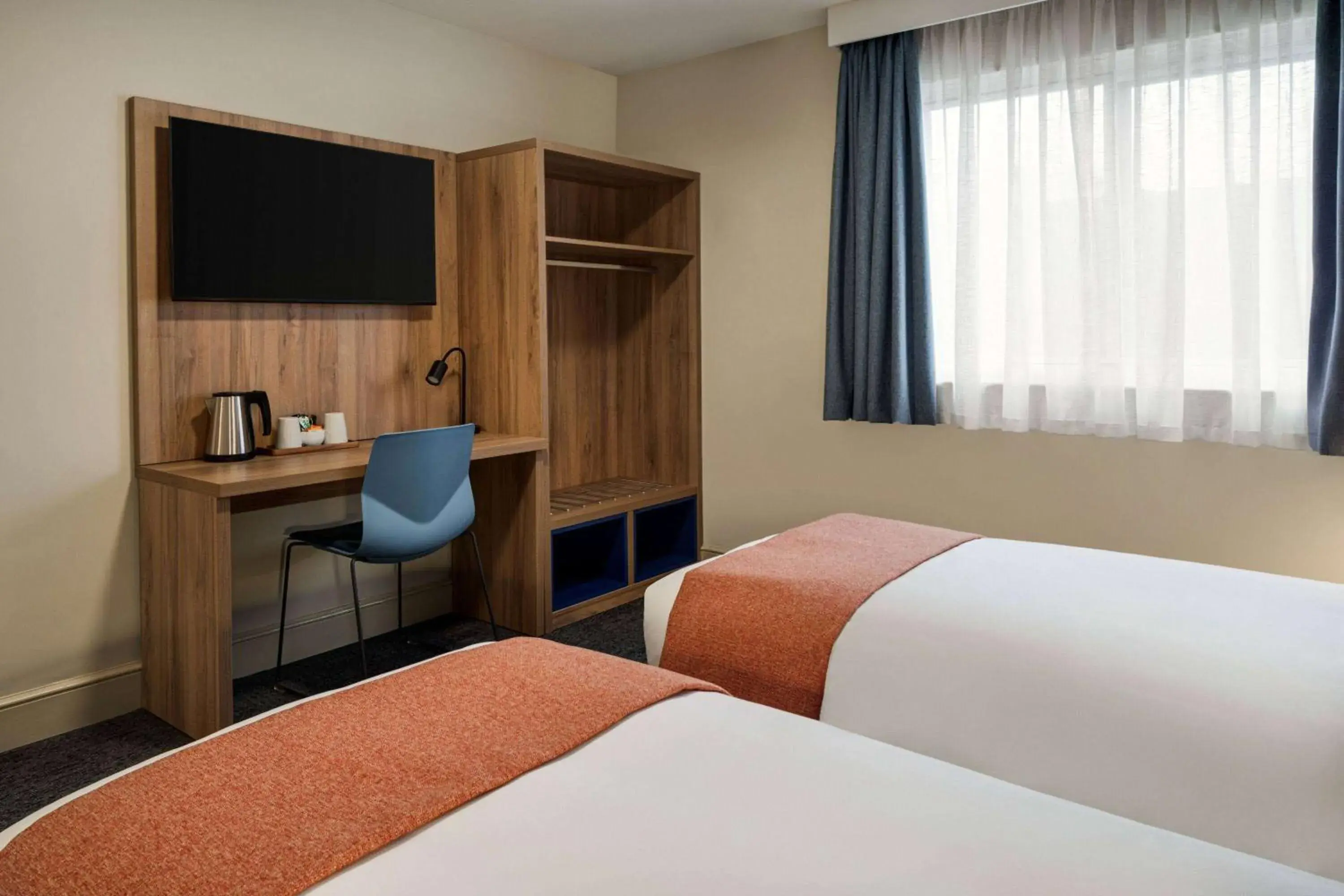 Photo of the whole room, Bed in Days Inn Chesterfield - Tibshelf Photo of the whole room, Bed in Days Inn Chesterfield - Tibshelf