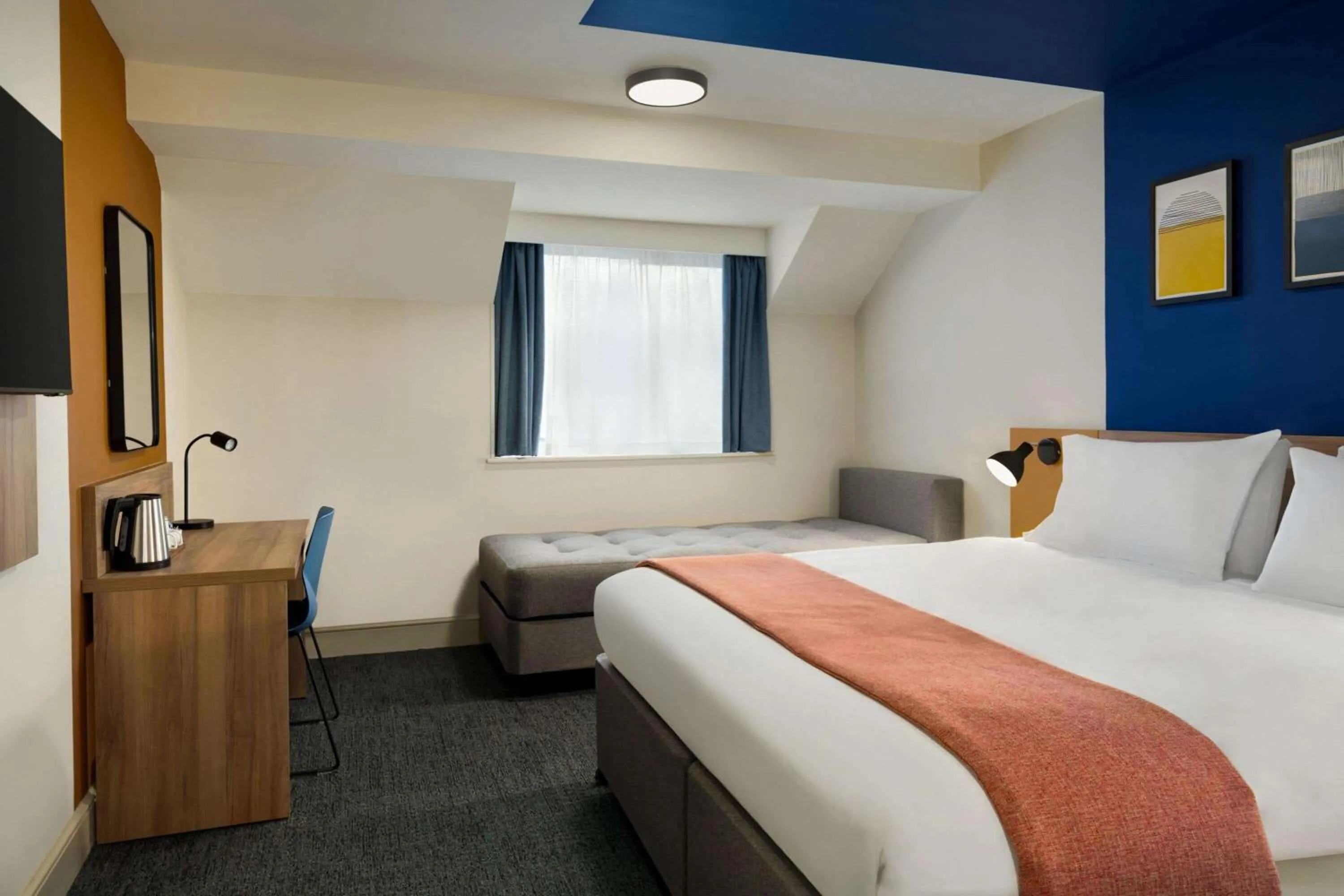 Photo of the whole room, Bed in Days Inn Chesterfield - Tibshelf