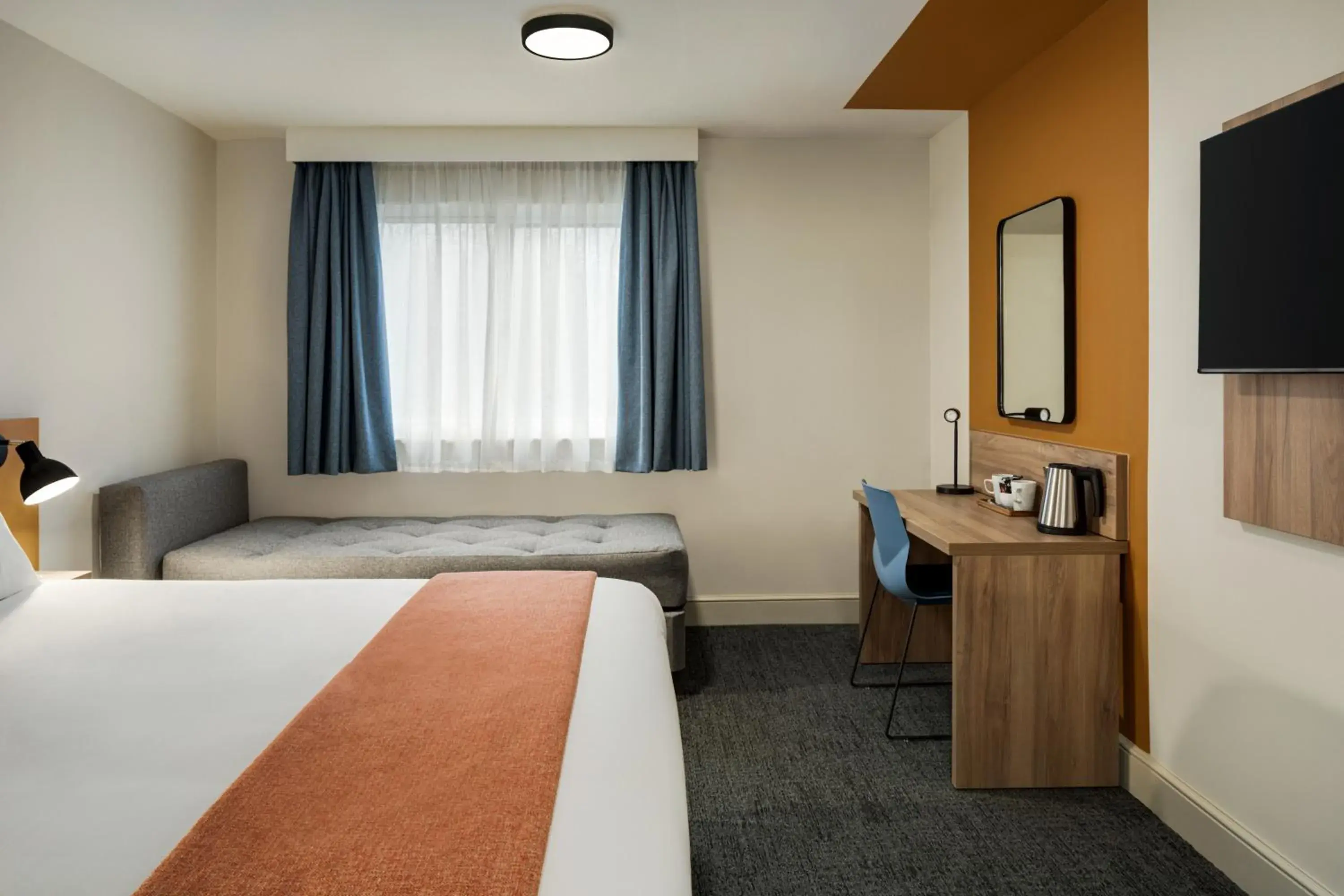 Bedroom, Bed in Days Inn Chesterfield - Tibshelf Bedroom, Bed in Days Inn Chesterfield - Tibshelf