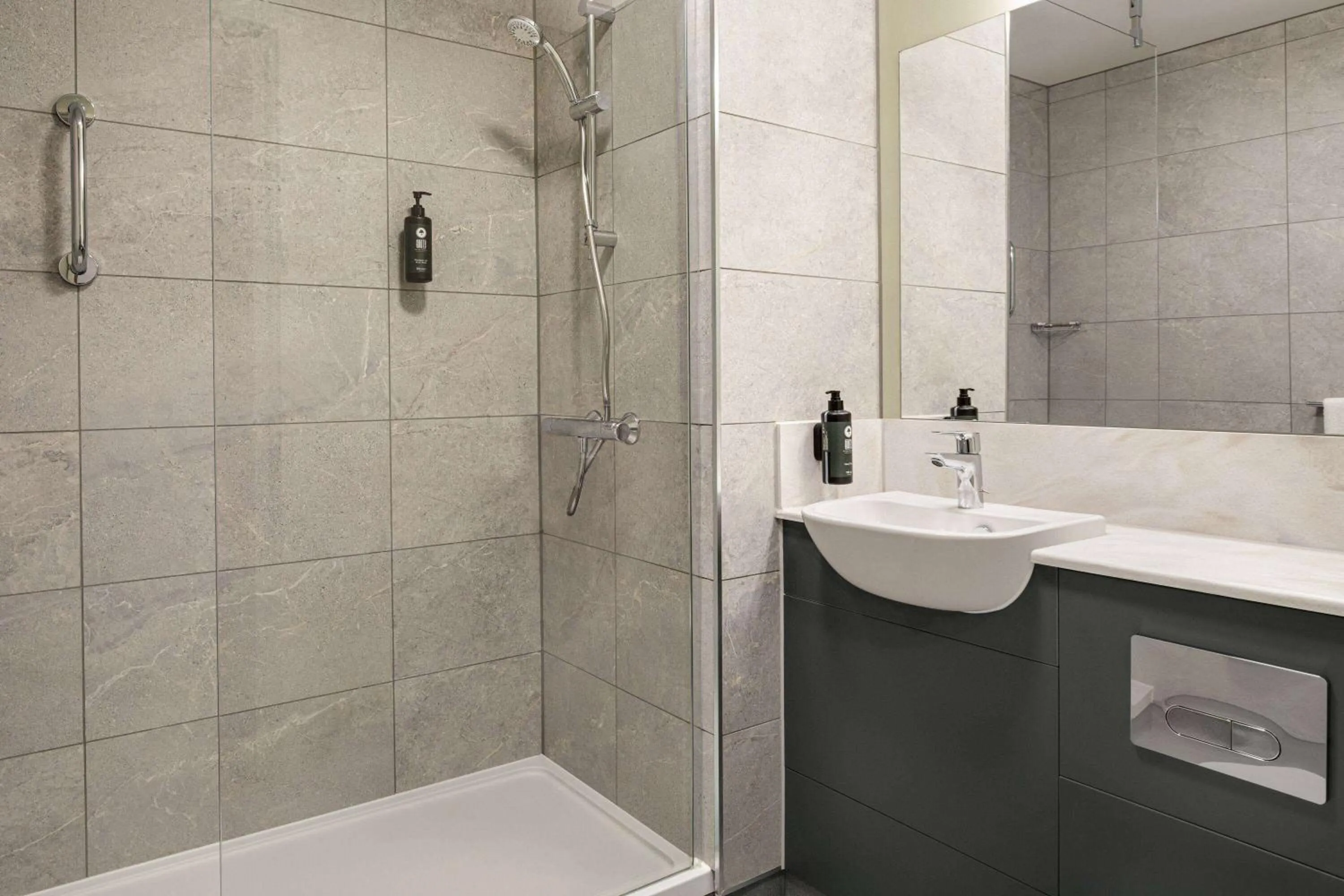 Shower in Days Inn Chesterfield - Tibshelf