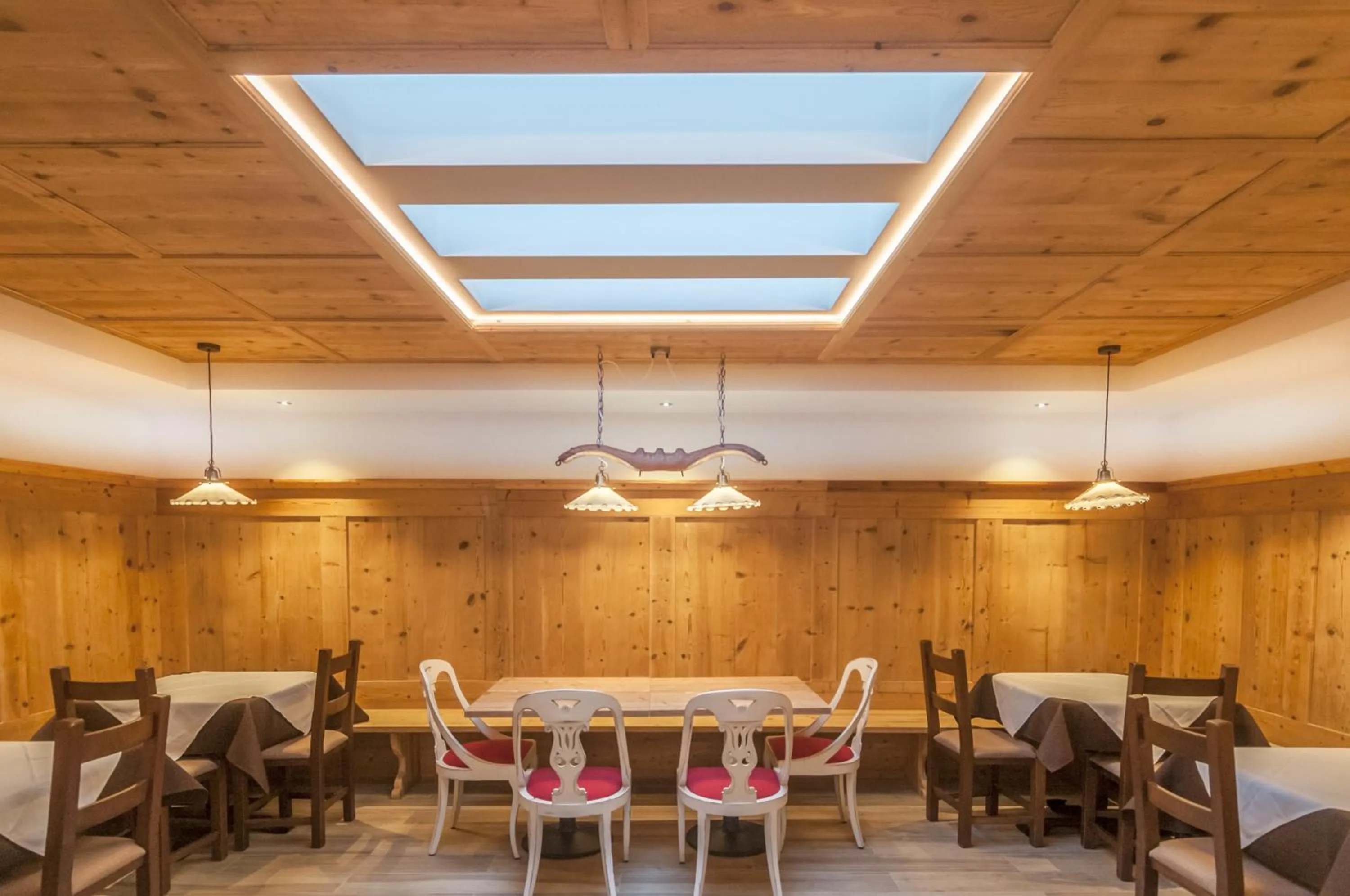 Restaurant/places to eat in Hotel Paradiso