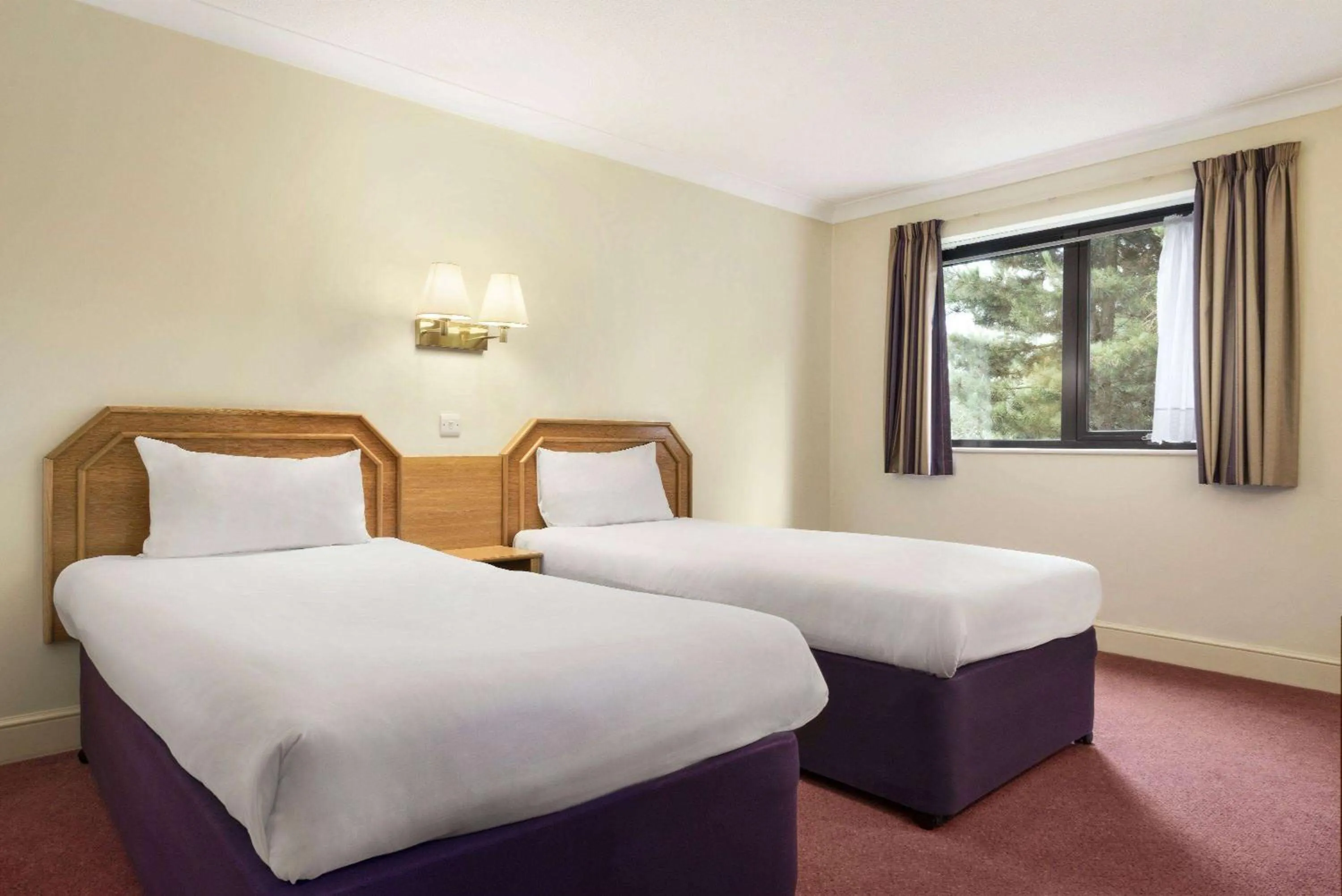 Photo of the whole room, Bed in Days Inn Stafford