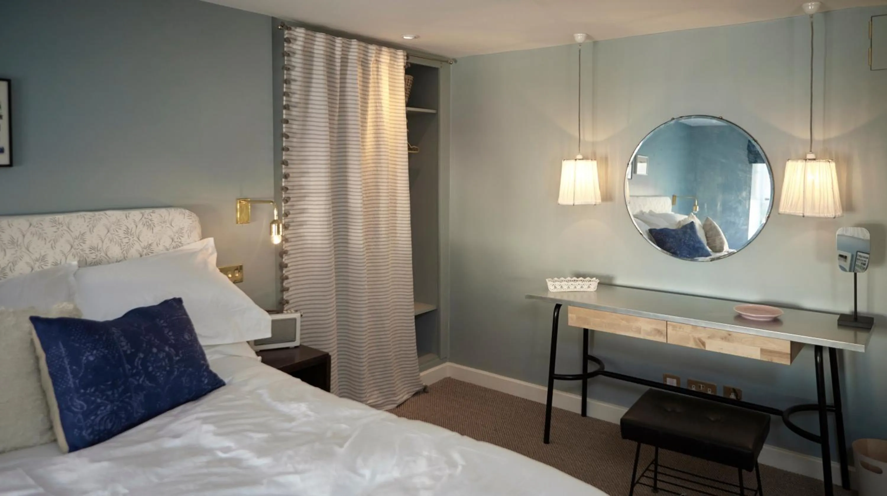 Bedroom, Bed in The Crown