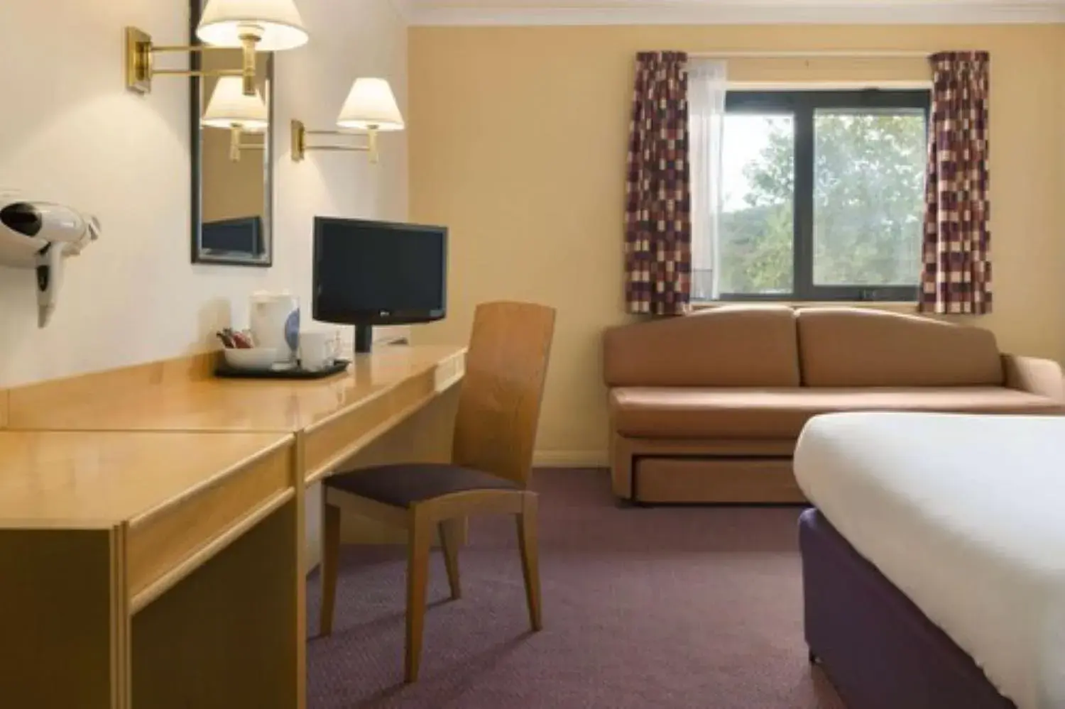 Bedroom, Bed in Days Inn Taunton Bedroom, Bed in Days Inn Taunton