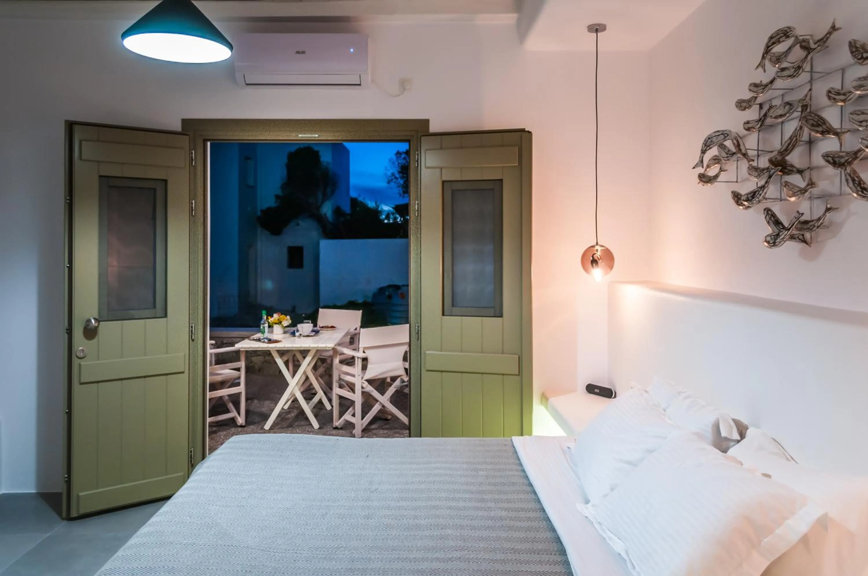 Photo of the whole room, Bed in Vilos Suites