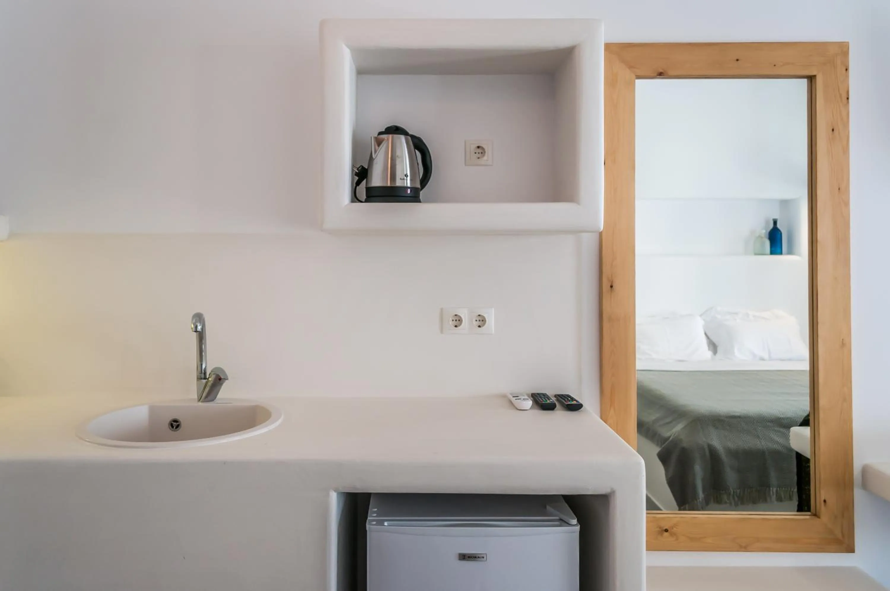 Coffee/tea facilities in Vilos Suites