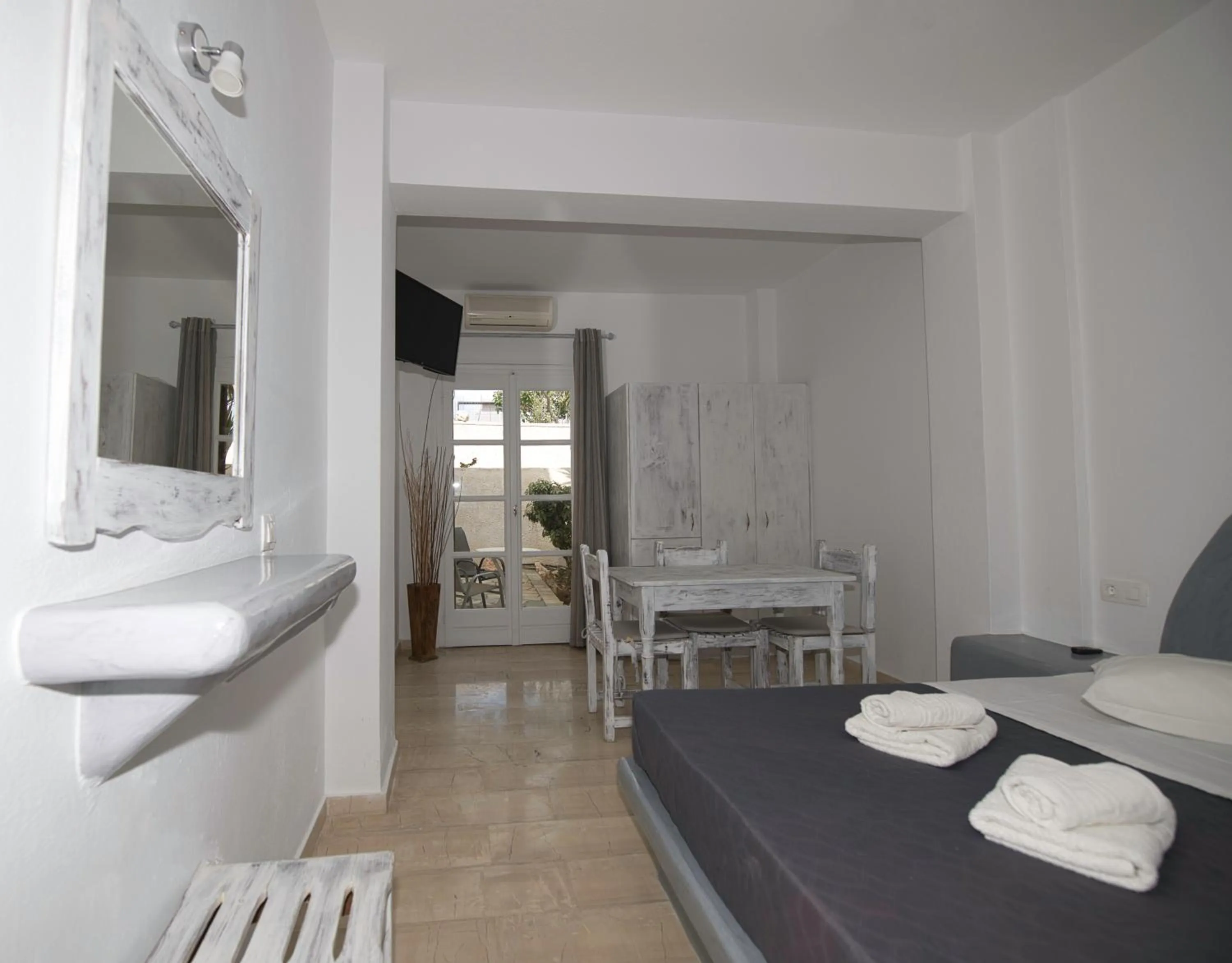 Bed in Ira Apartments