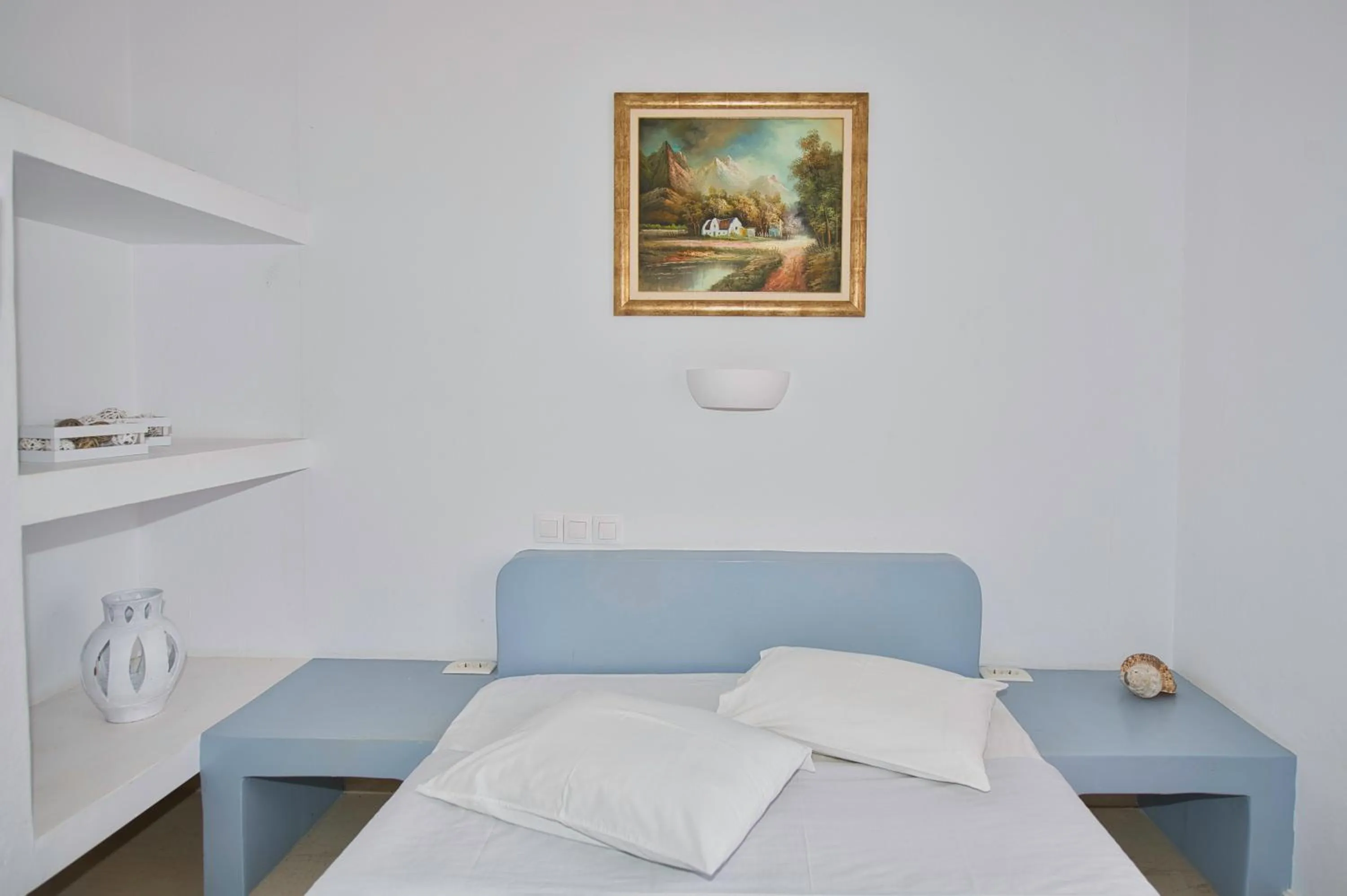 Bed in Ira Apartments