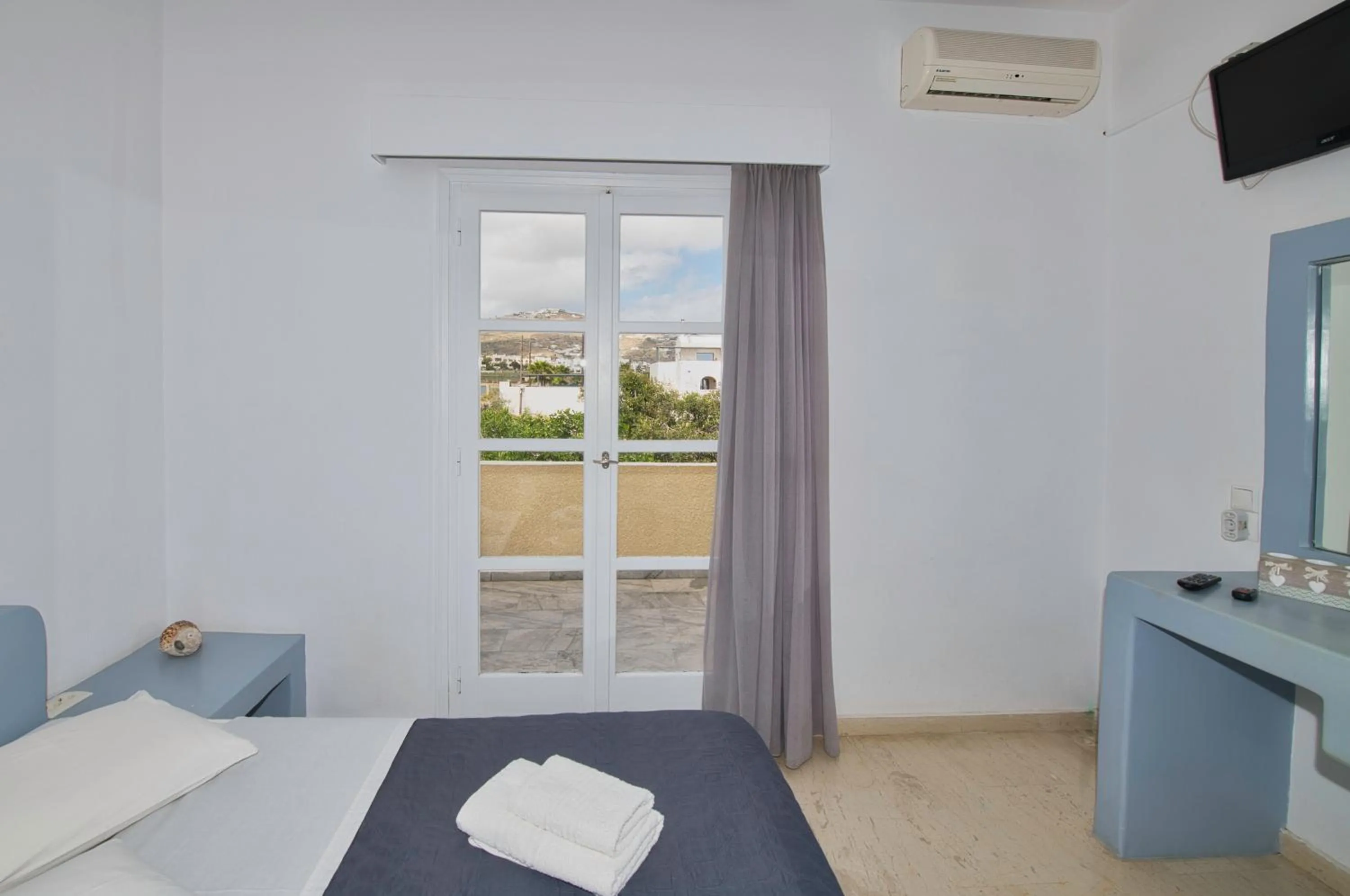 Bed in Ira Apartments