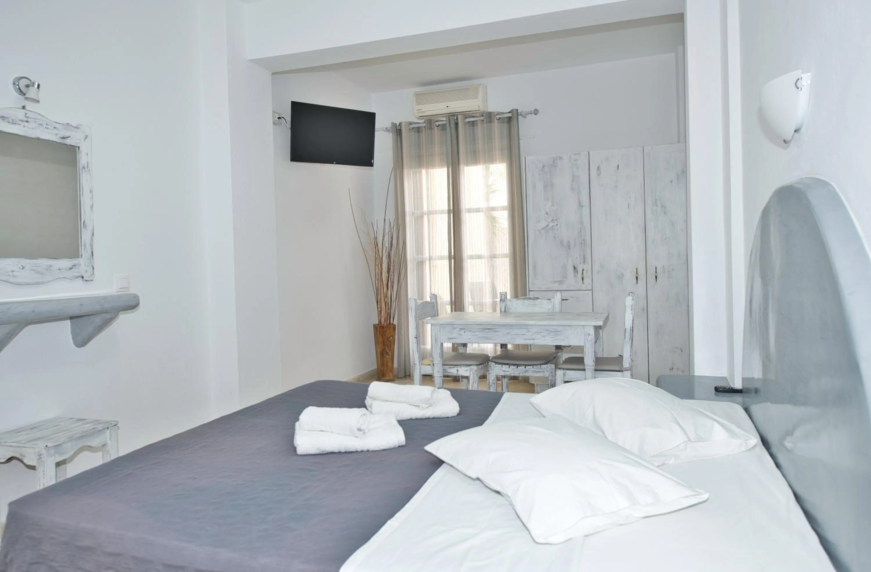 Bed in Ira Apartments