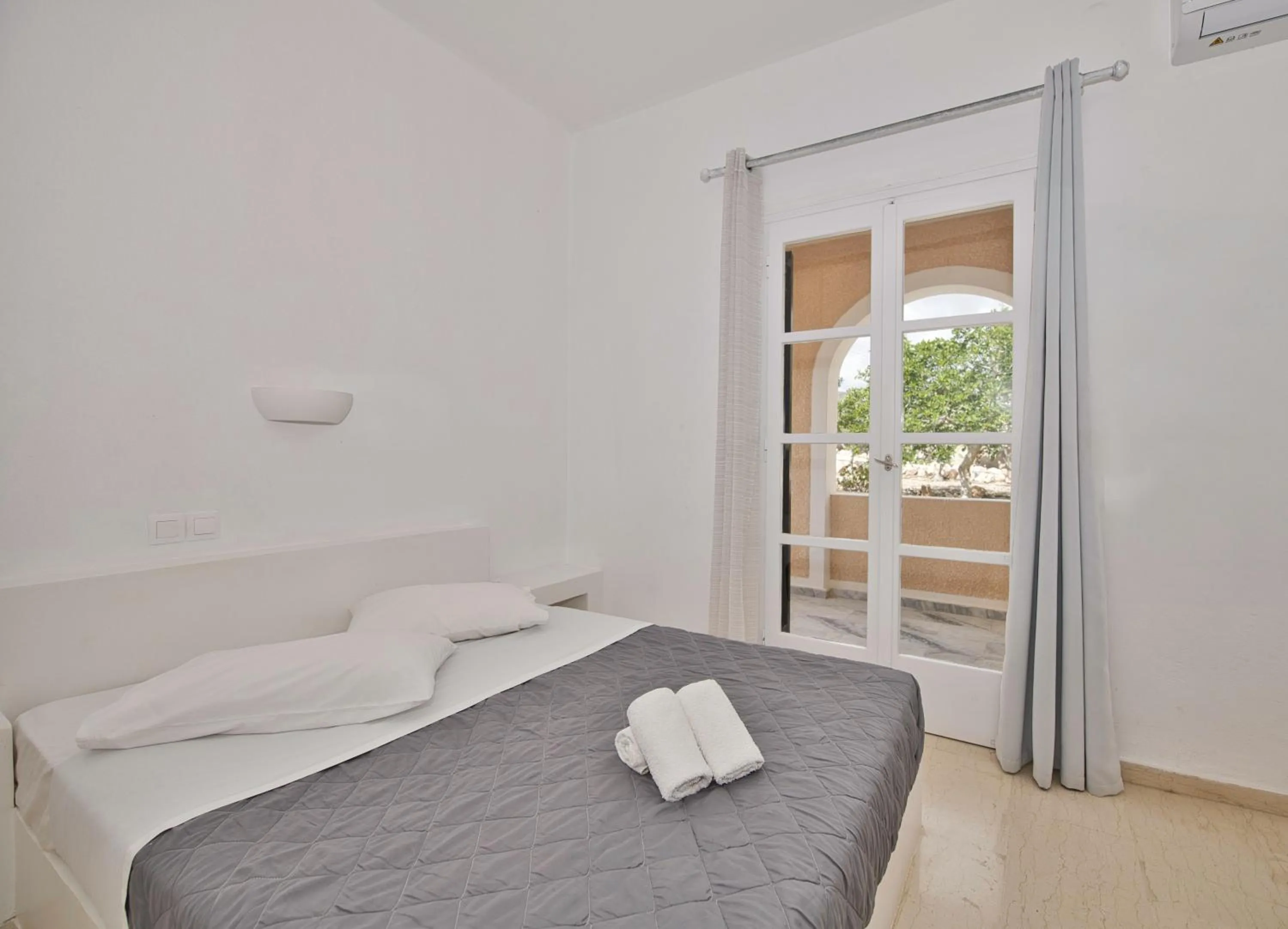 Bed in Ira Apartments