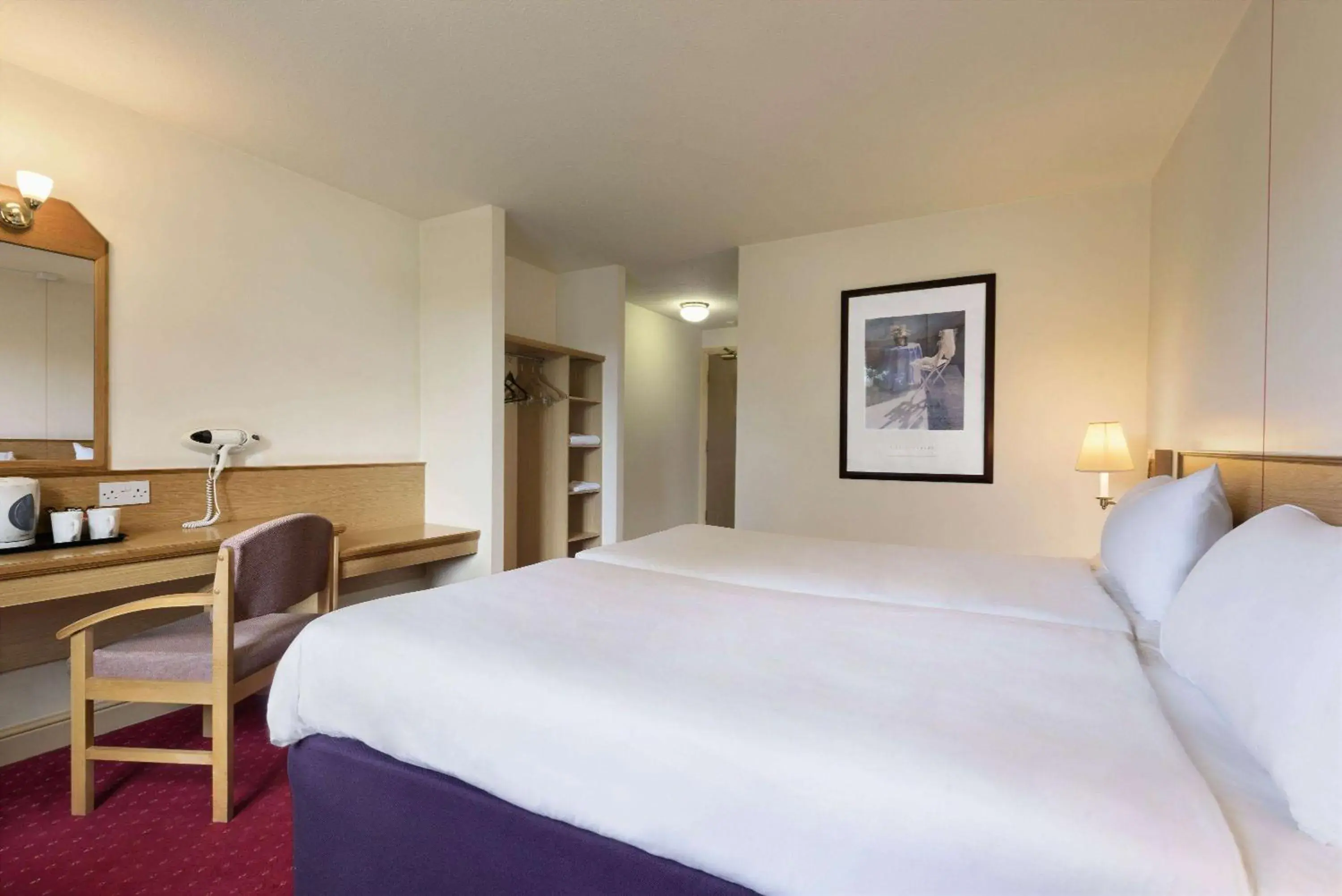 Photo of the whole room, Bed in Days Inn Tewkesbury Photo of the whole room, Bed in Days Inn Tewkesbury