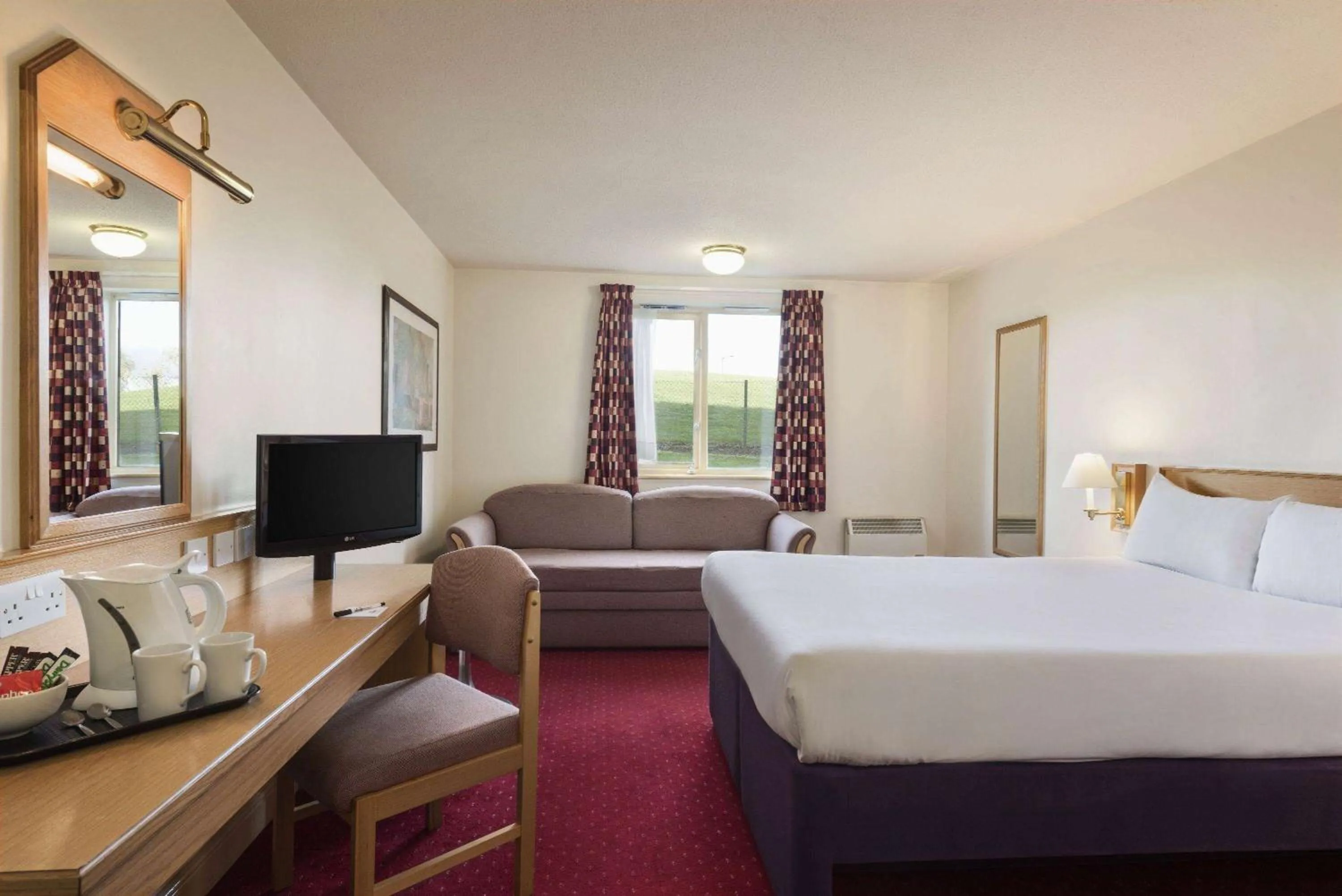 Photo of the whole room, Bed in Days Inn Tewkesbury