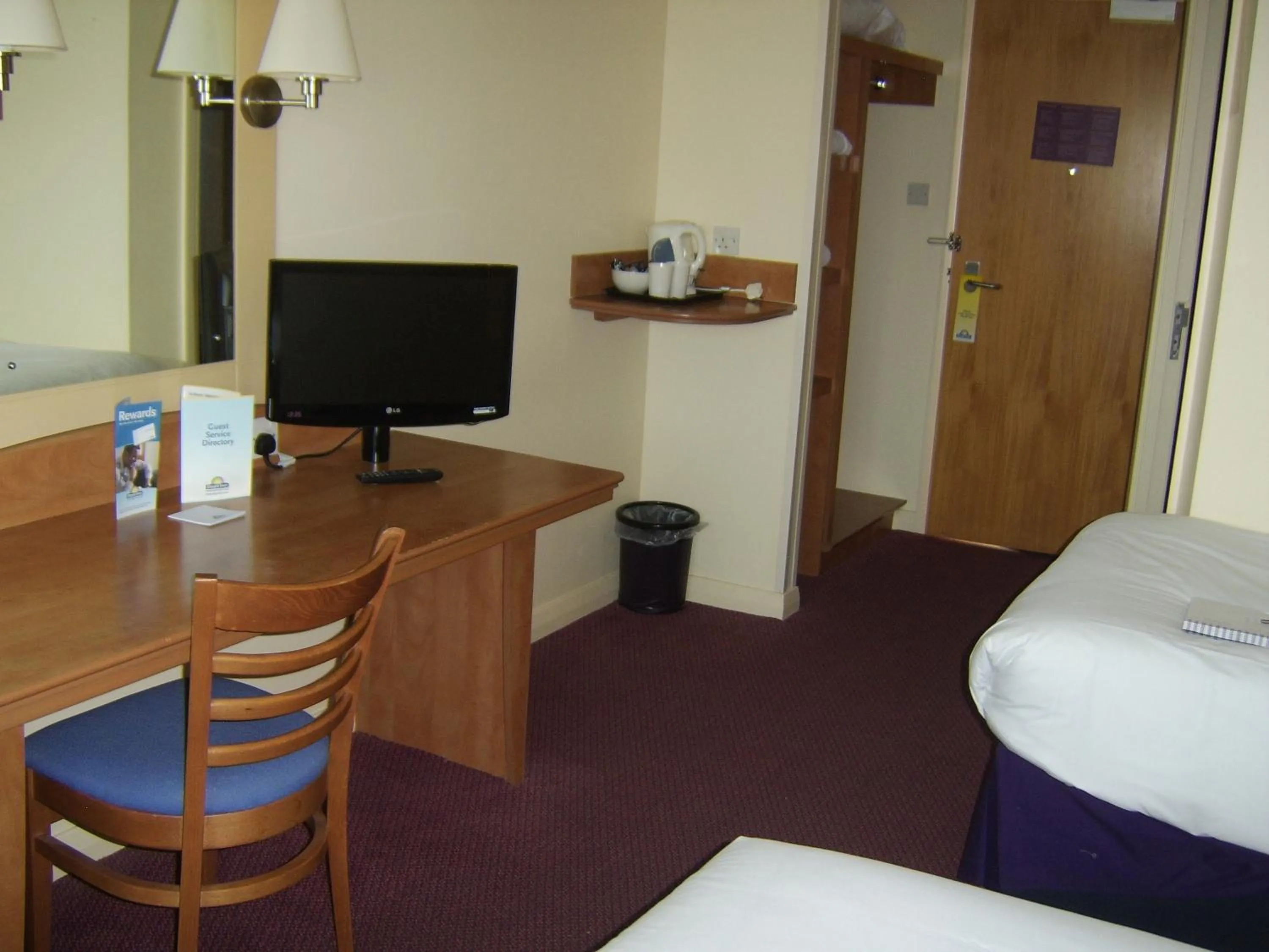 Seating area, Bed in Days Inn Winchester