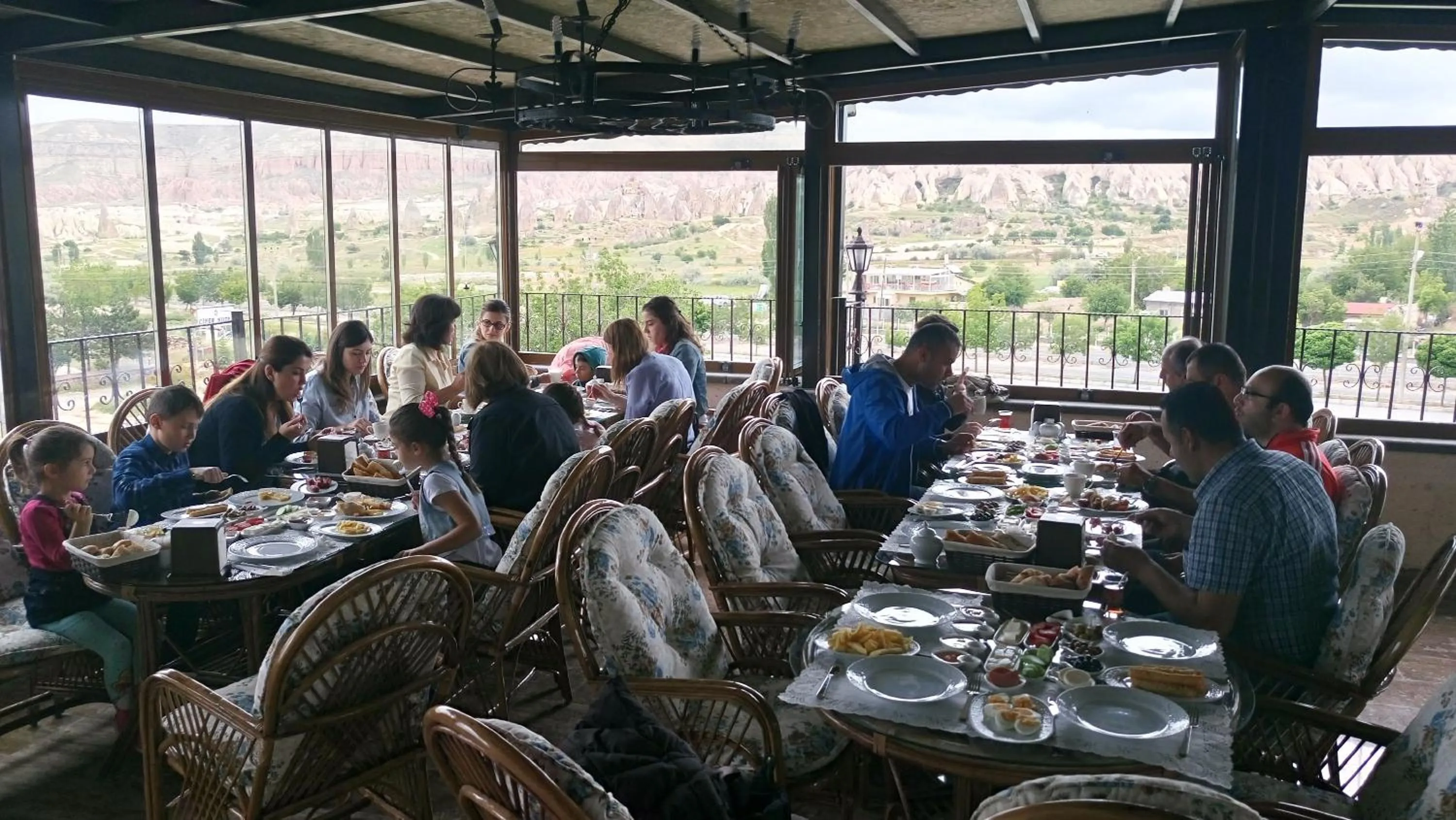 Restaurant/places to eat in Sun Rise View Hotel