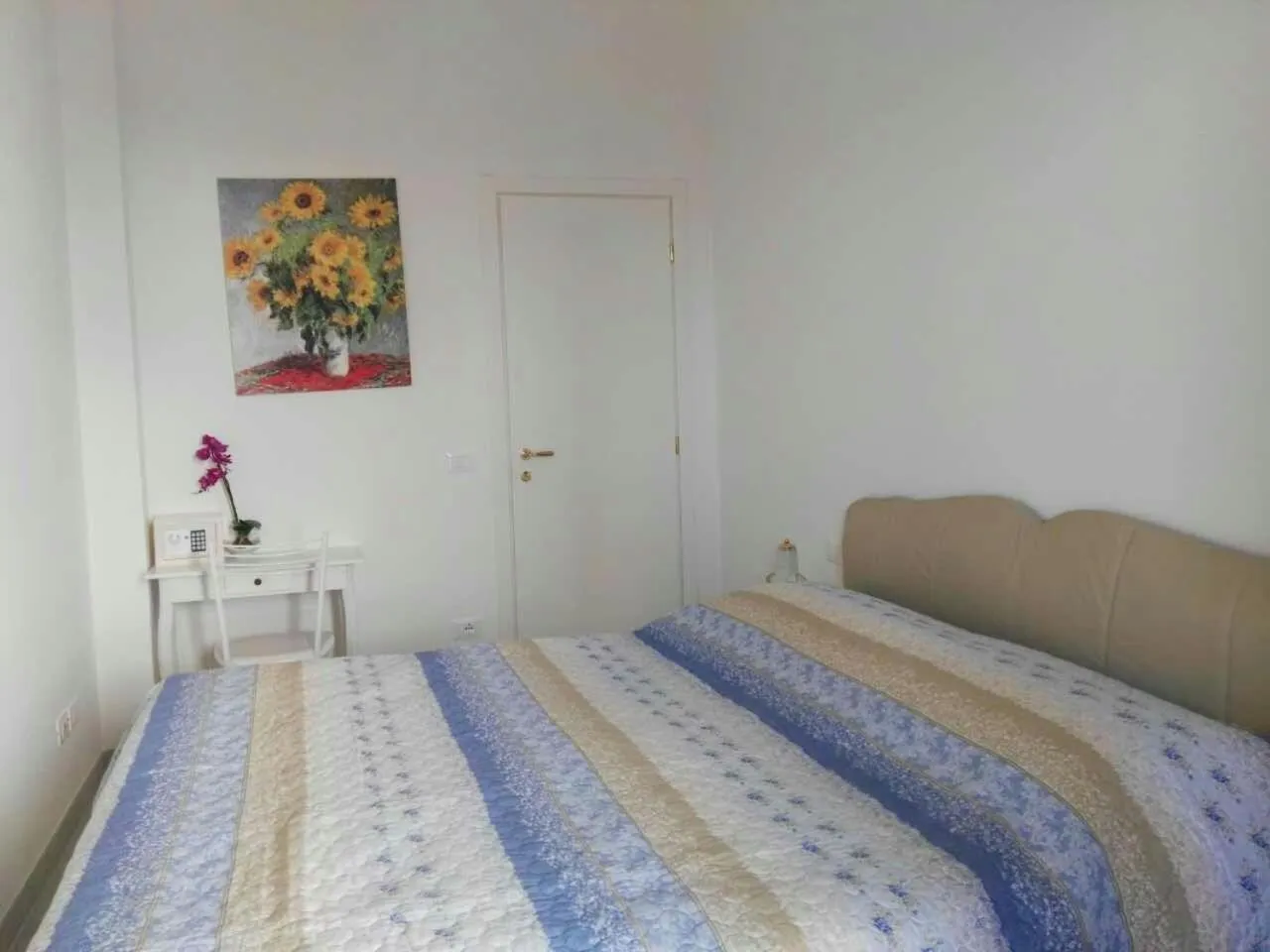 Photo of the whole room, Bed in Nancy House