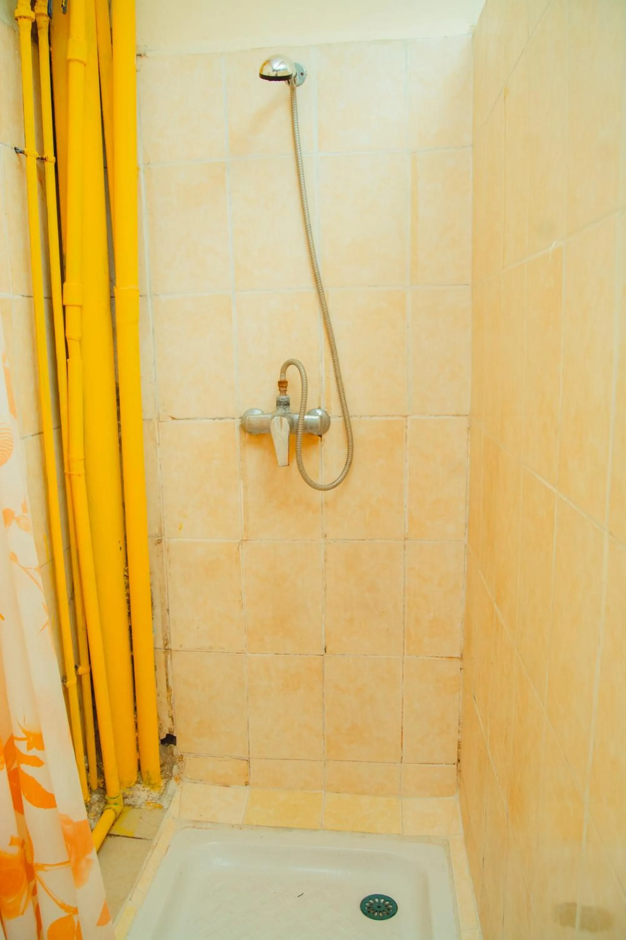 Shower in Salama Hôtel Majunga
