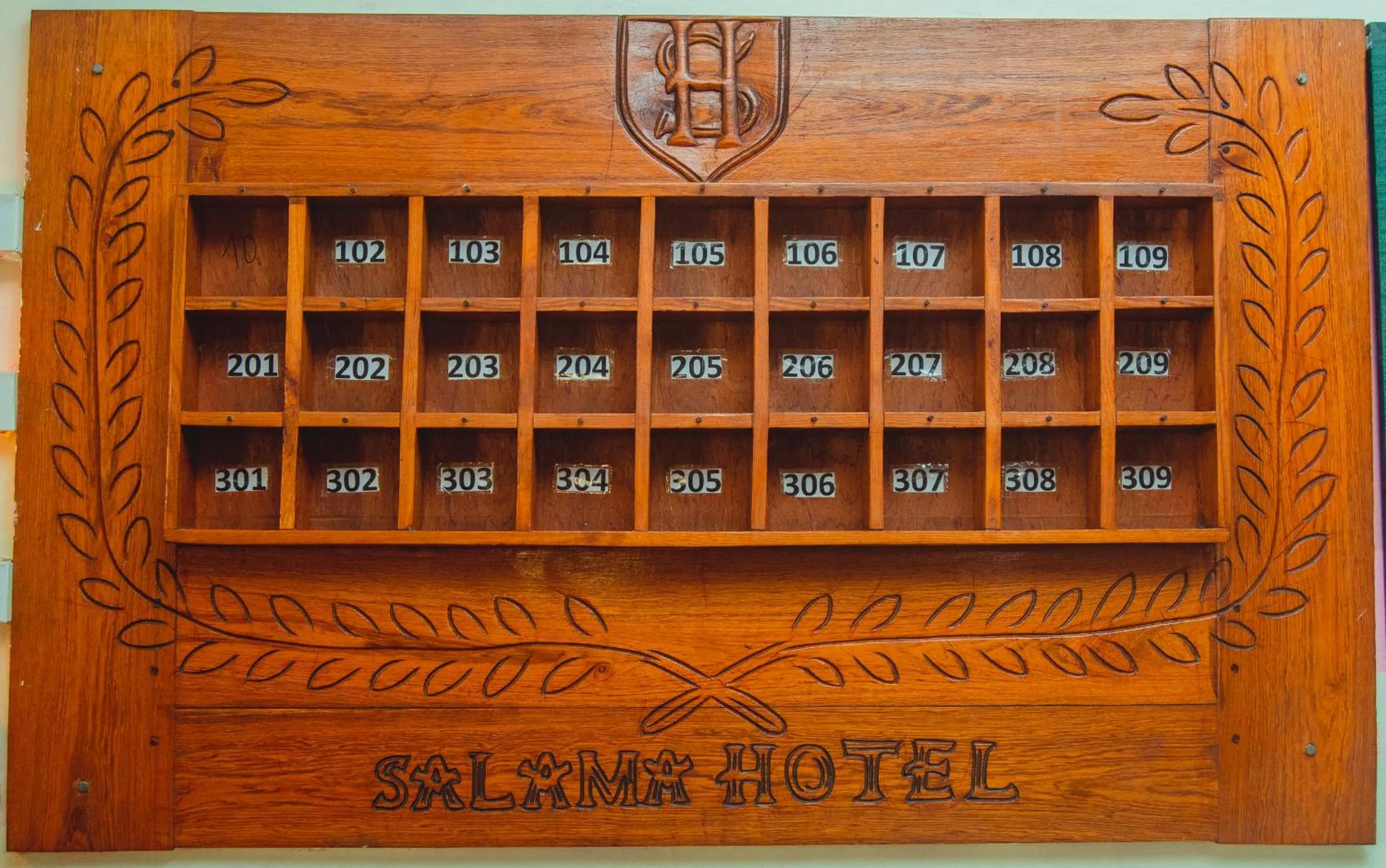 Logo/Certificate/Sign in Salama Hôtel Majunga