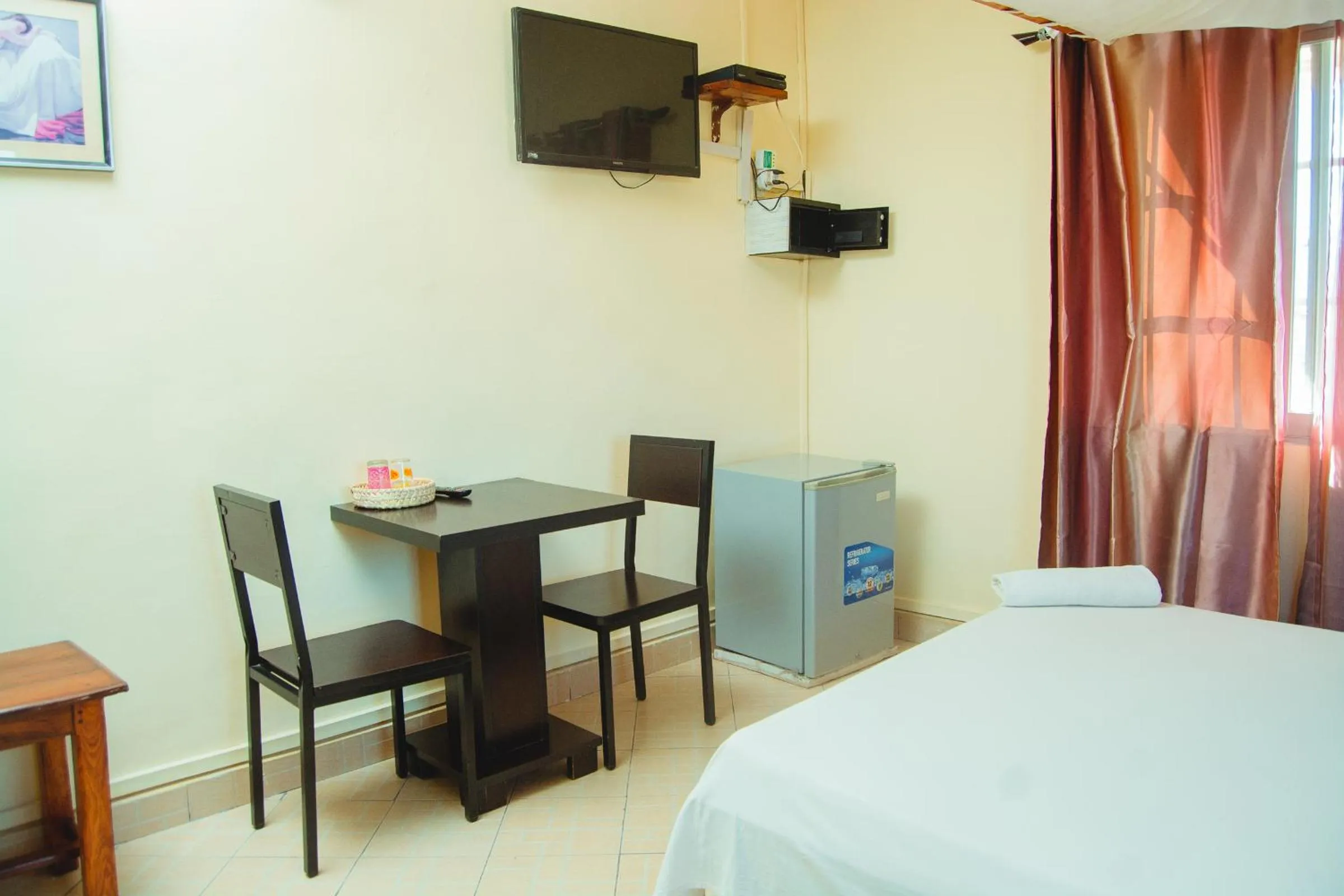 Communal lounge/ TV room, Bed in Salama Hôtel Majunga