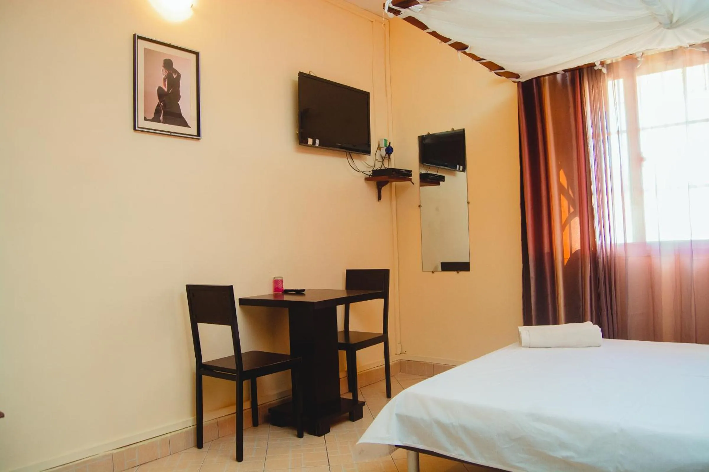 Communal lounge/ TV room, Bed in Salama Hôtel Majunga