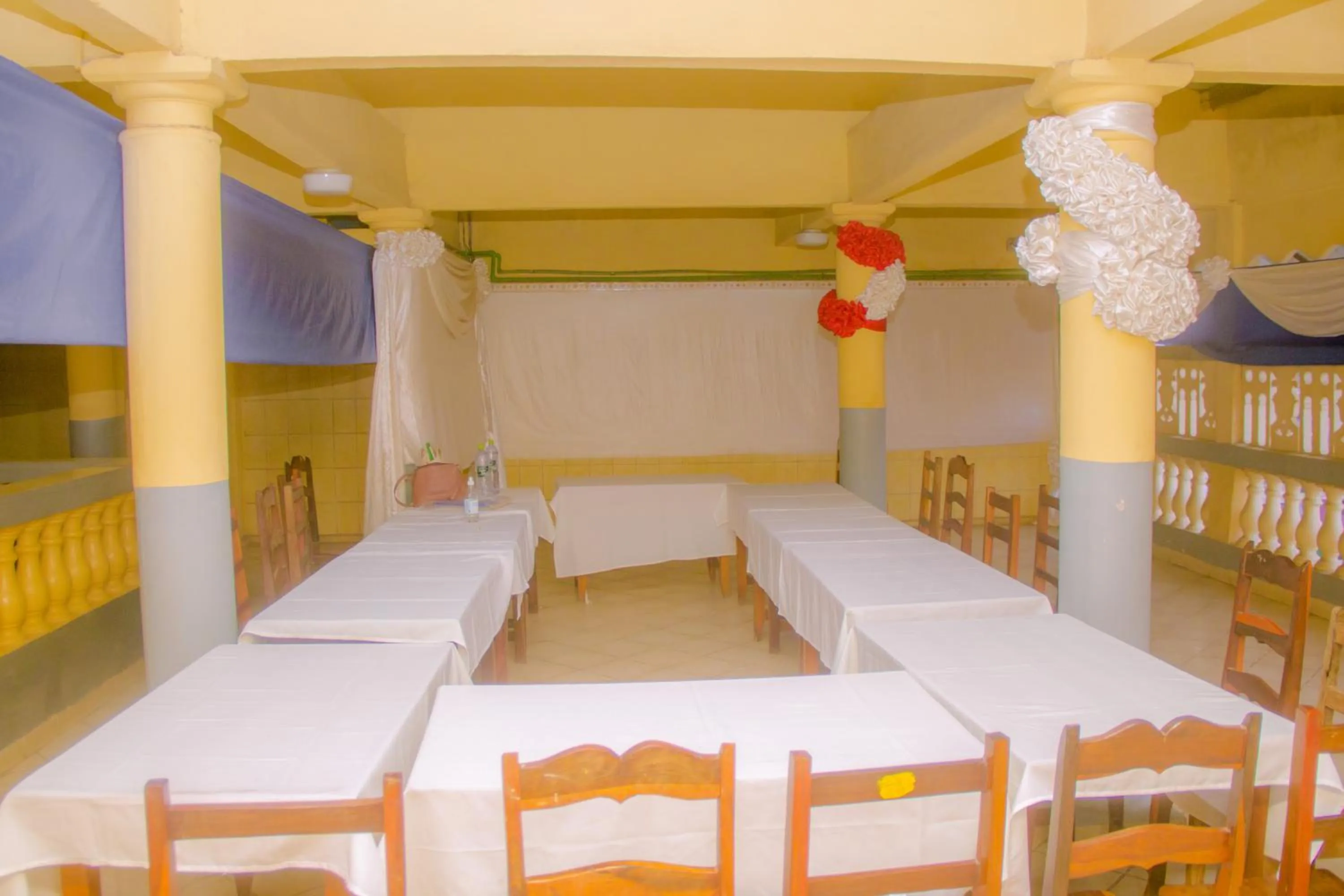 Meeting/conference room, Bed in Salama Hôtel Majunga