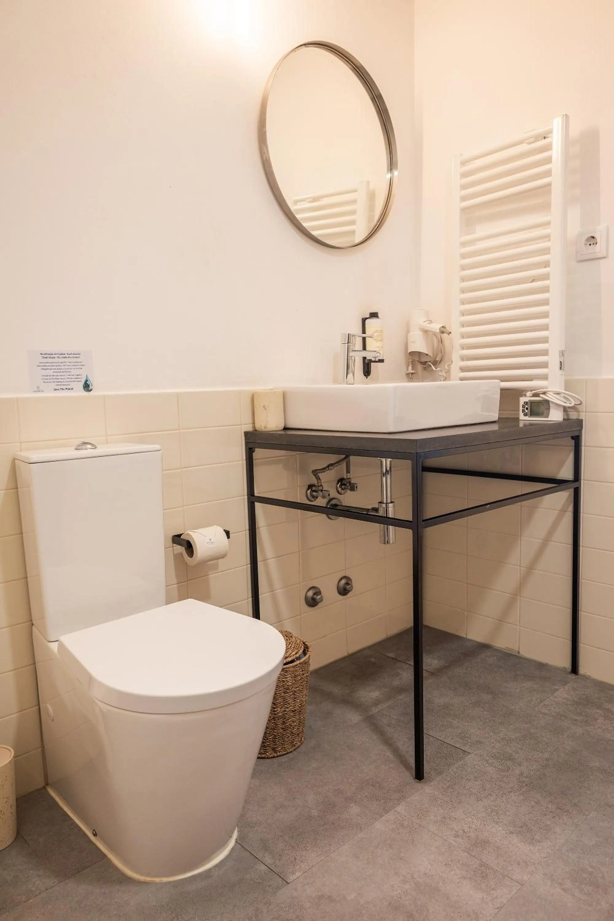 Toilet in Oporto Maison Alves da Veiga