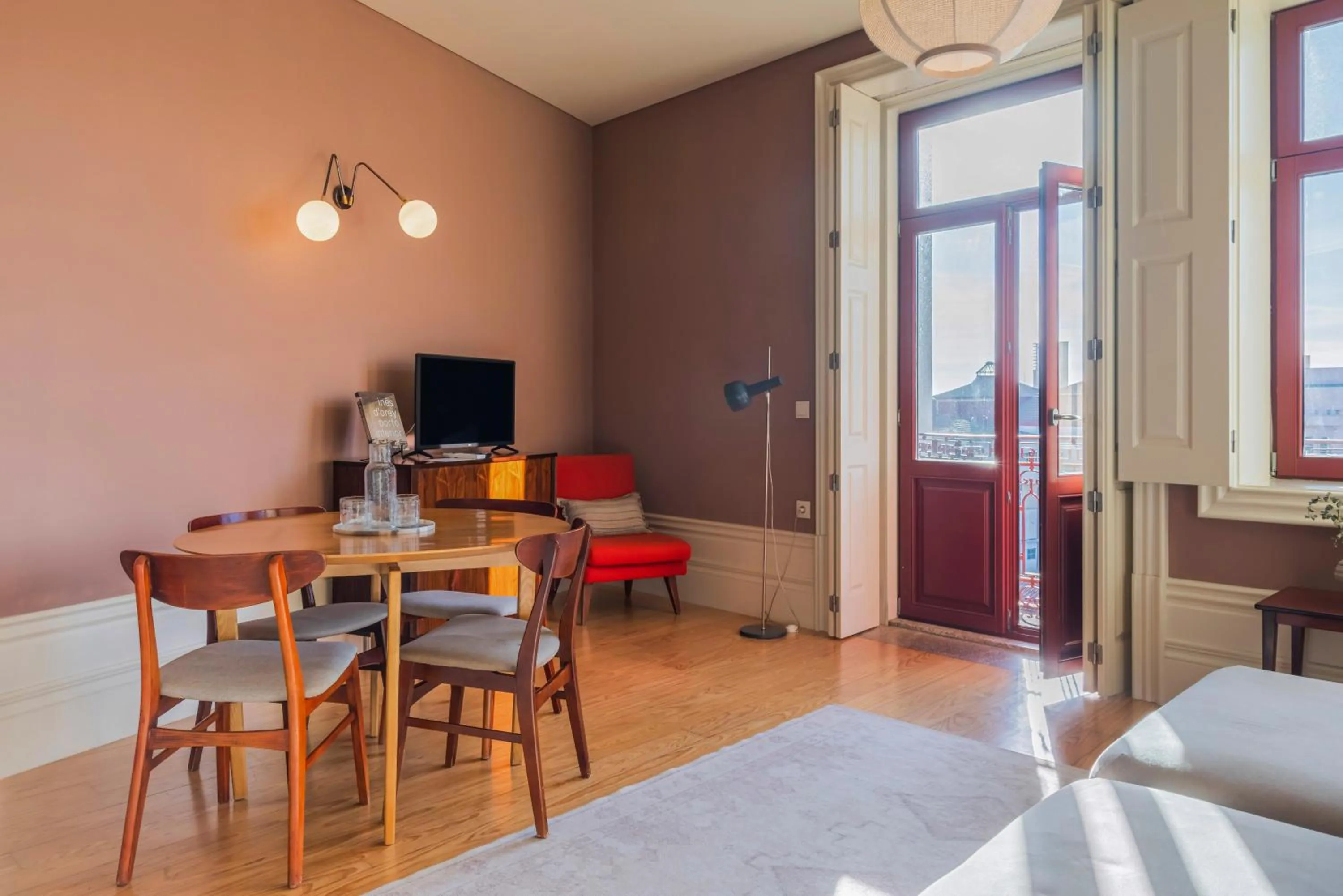 Communal lounge/ TV room in Oporto Maison Alves da Veiga