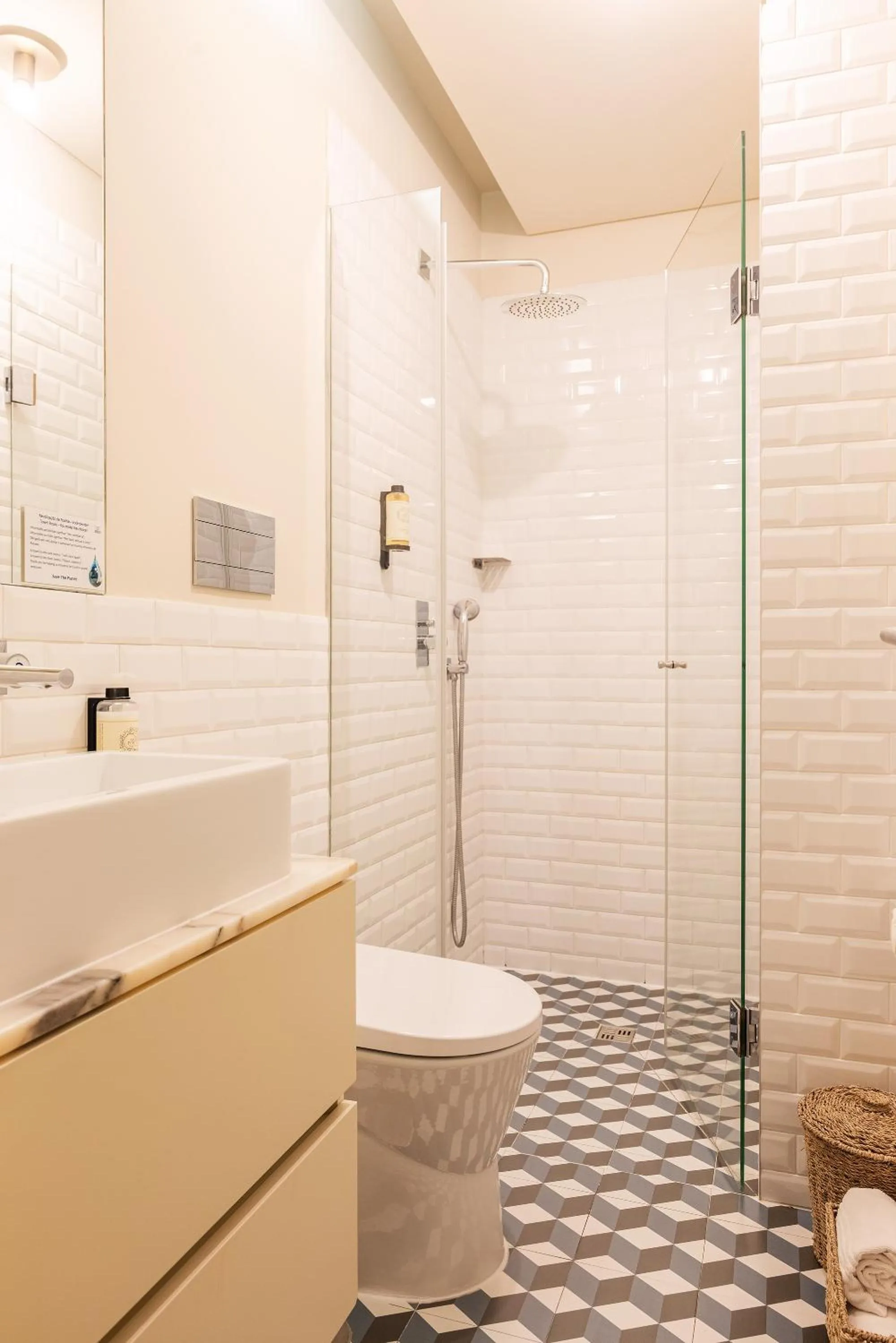 Toilet in Oporto Maison Alves da Veiga