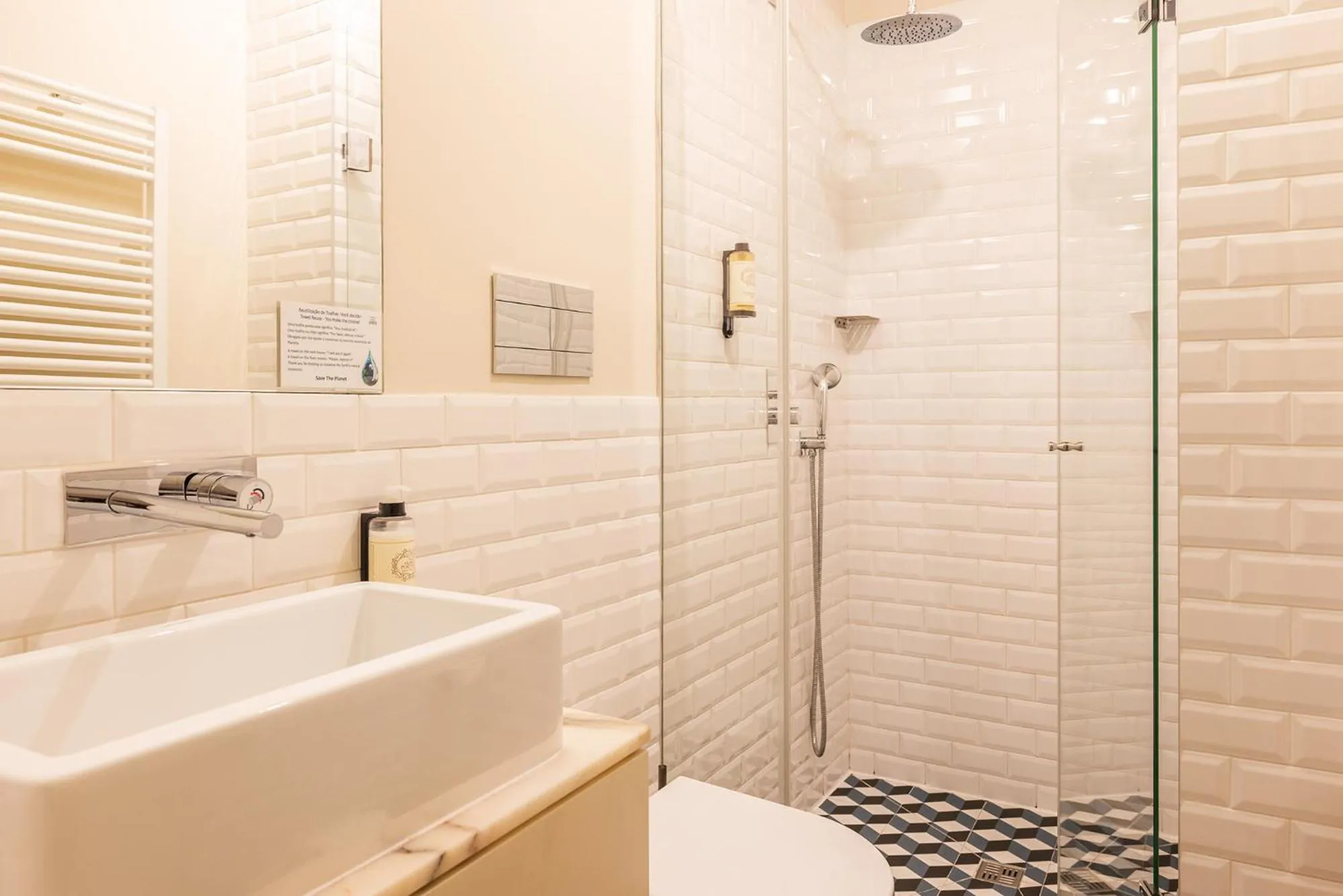 Toilet in Oporto Maison Alves da Veiga