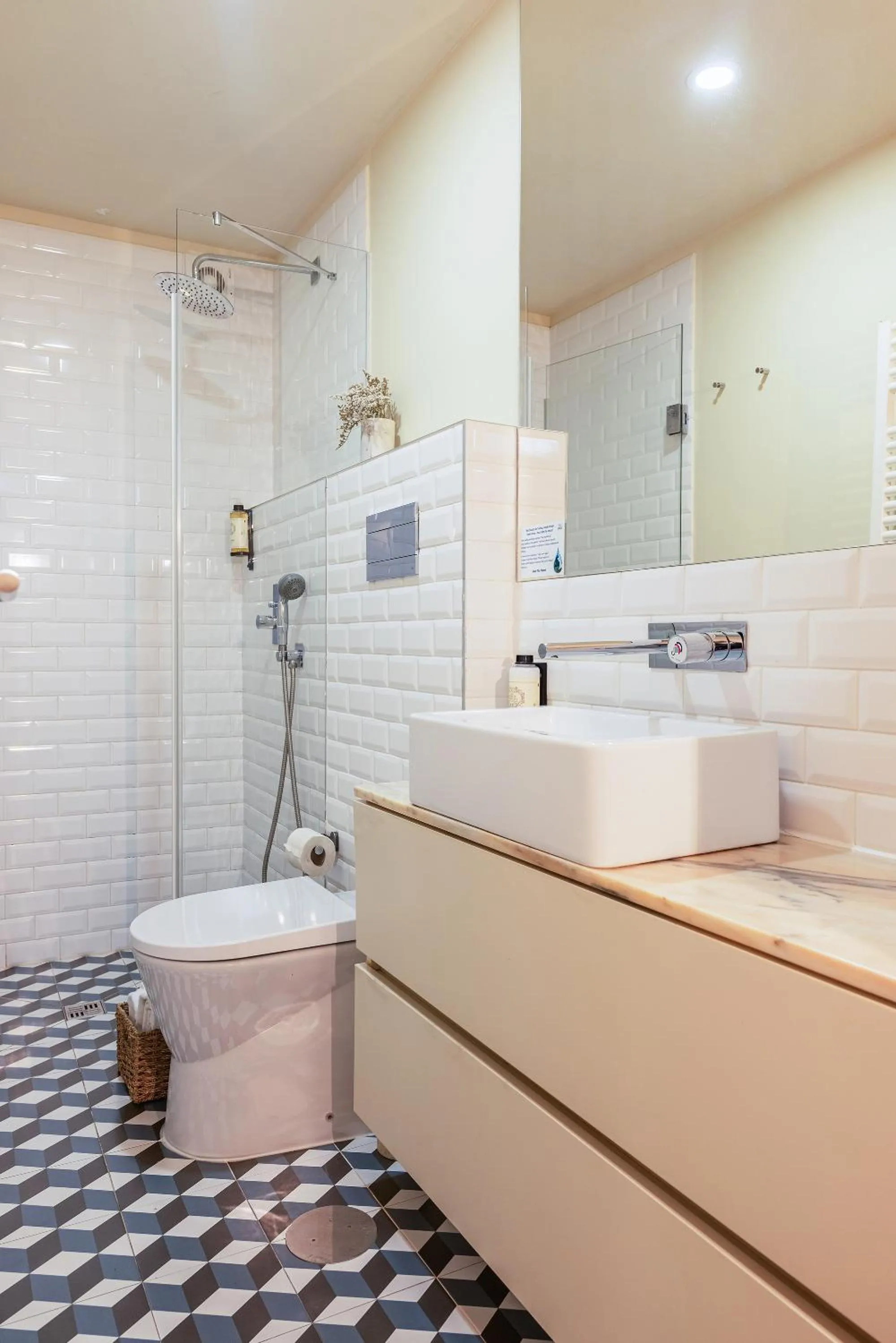 Toilet in Oporto Maison Alves da Veiga